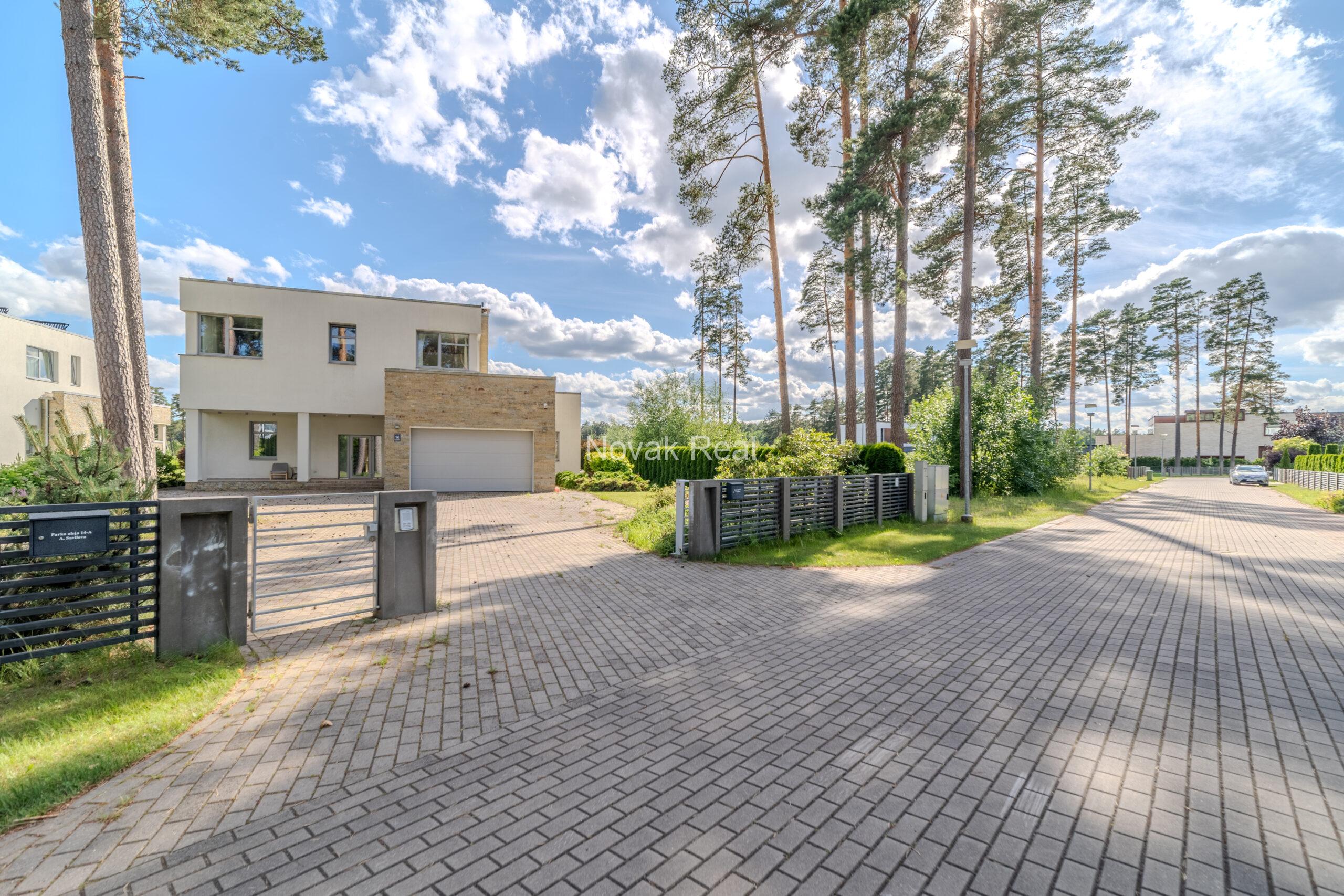 В элитном закрытом поселке Таурени, на берегу озера, продается прекрасный дом с 5 спальнями.