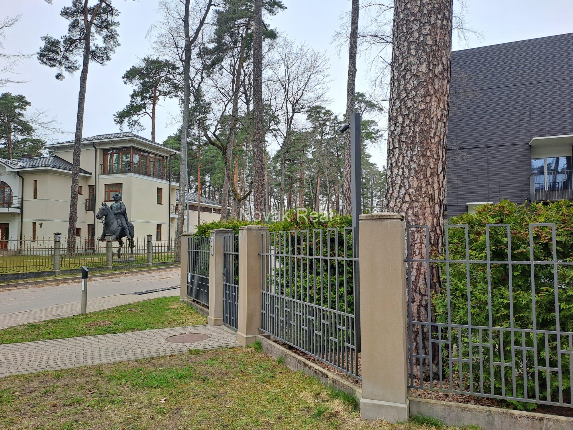Slēgtā kluba tipa mājā, vienā no labākajām Jūrmalas vietām, ar skatu uz jūru tiek piedāvāts dzīvoklis pārdošanai