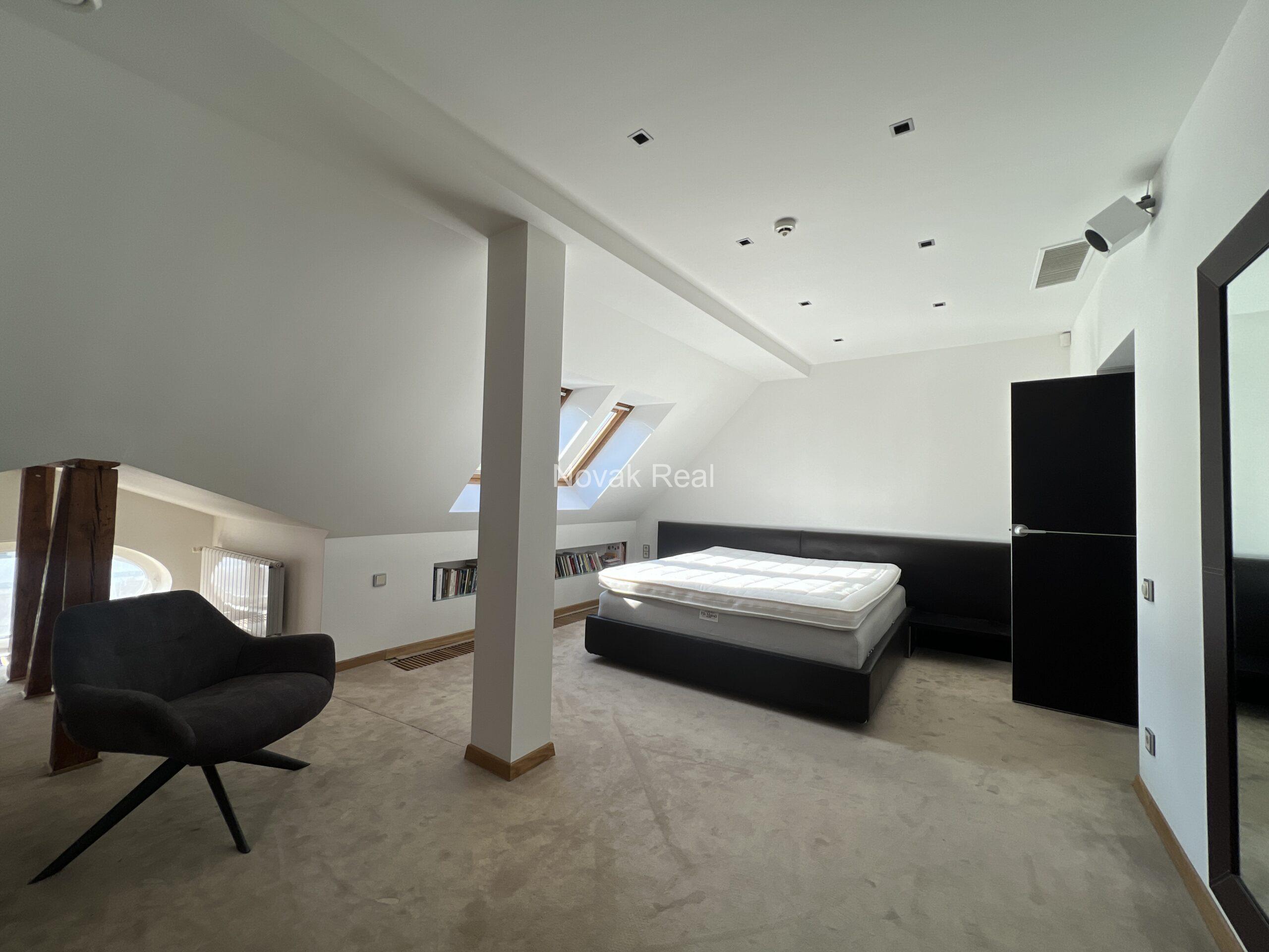 A designer apartment in a clubhouse is for rent in the quiet city centre