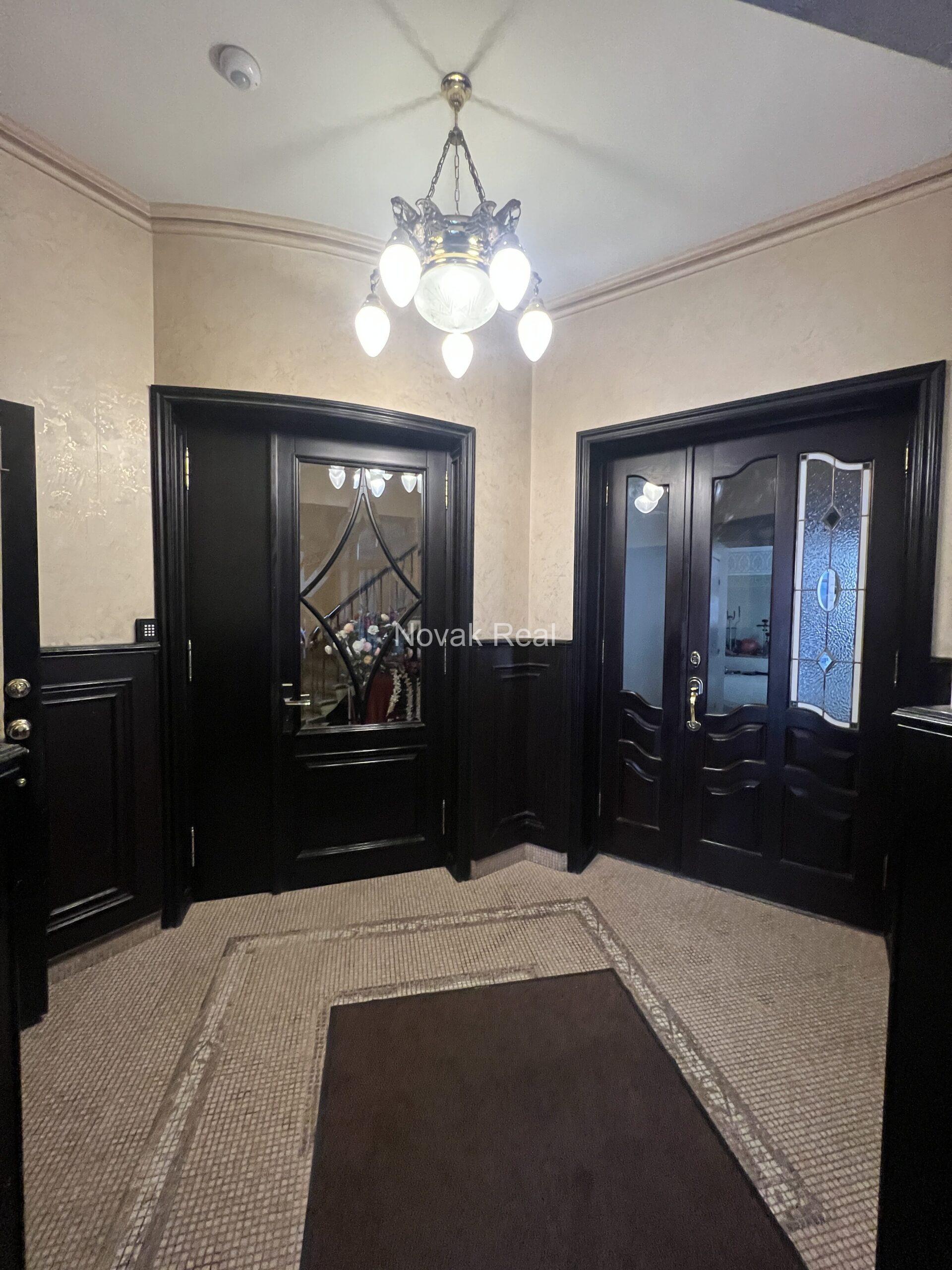 A designer apartment in a clubhouse is for rent in the quiet city centre