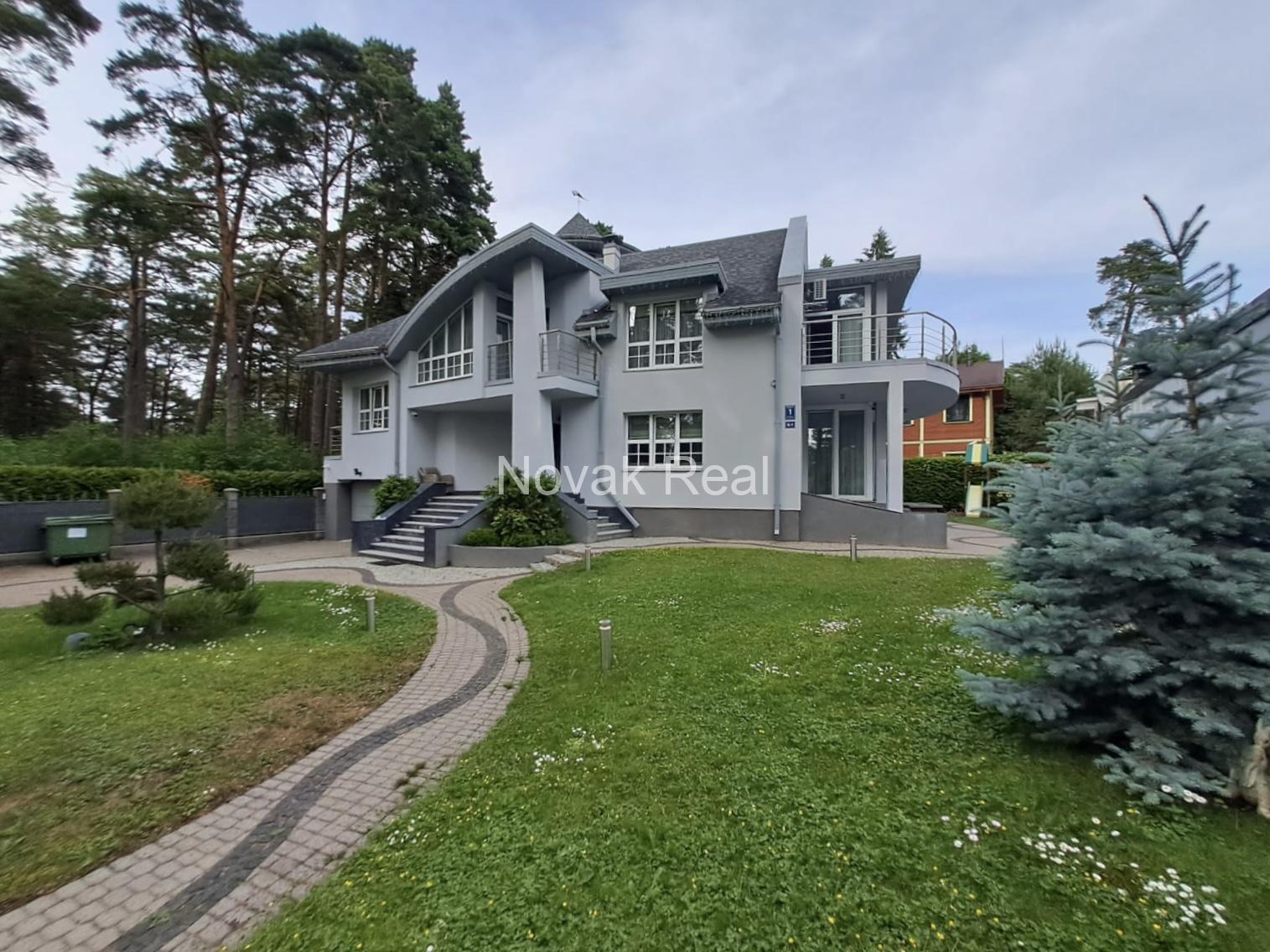 На первой линии к морю, в тихом месте, продается 3-этажный дом с 5 спальнями