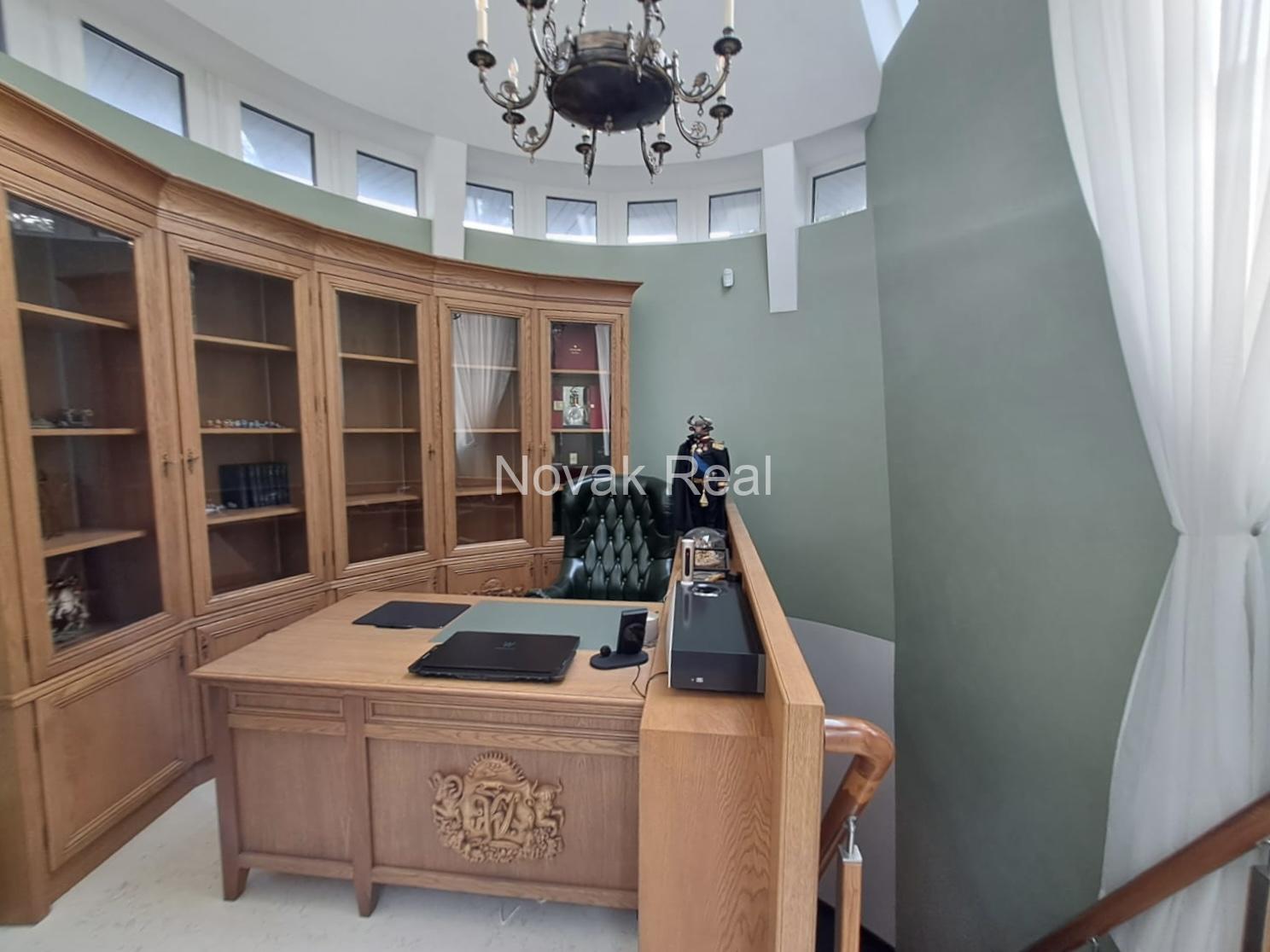 На первой линии к морю, в тихом месте, продается 3-этажный дом с 5 спальнями