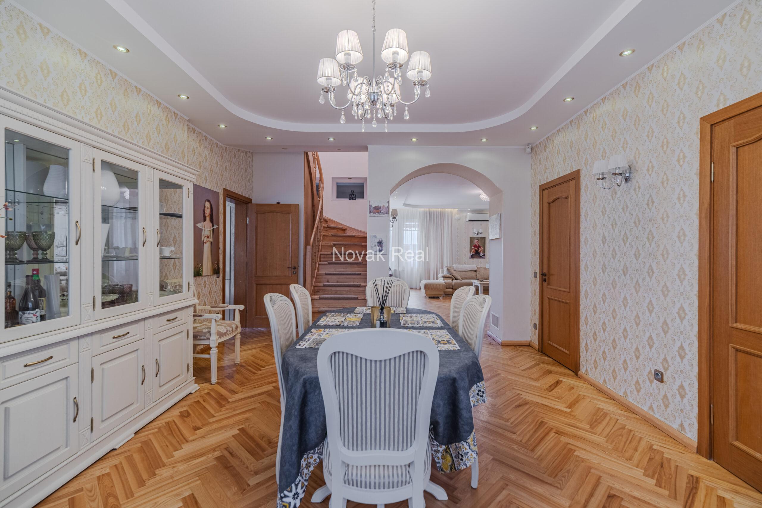A cozy house with 4 bedrooms is for sale