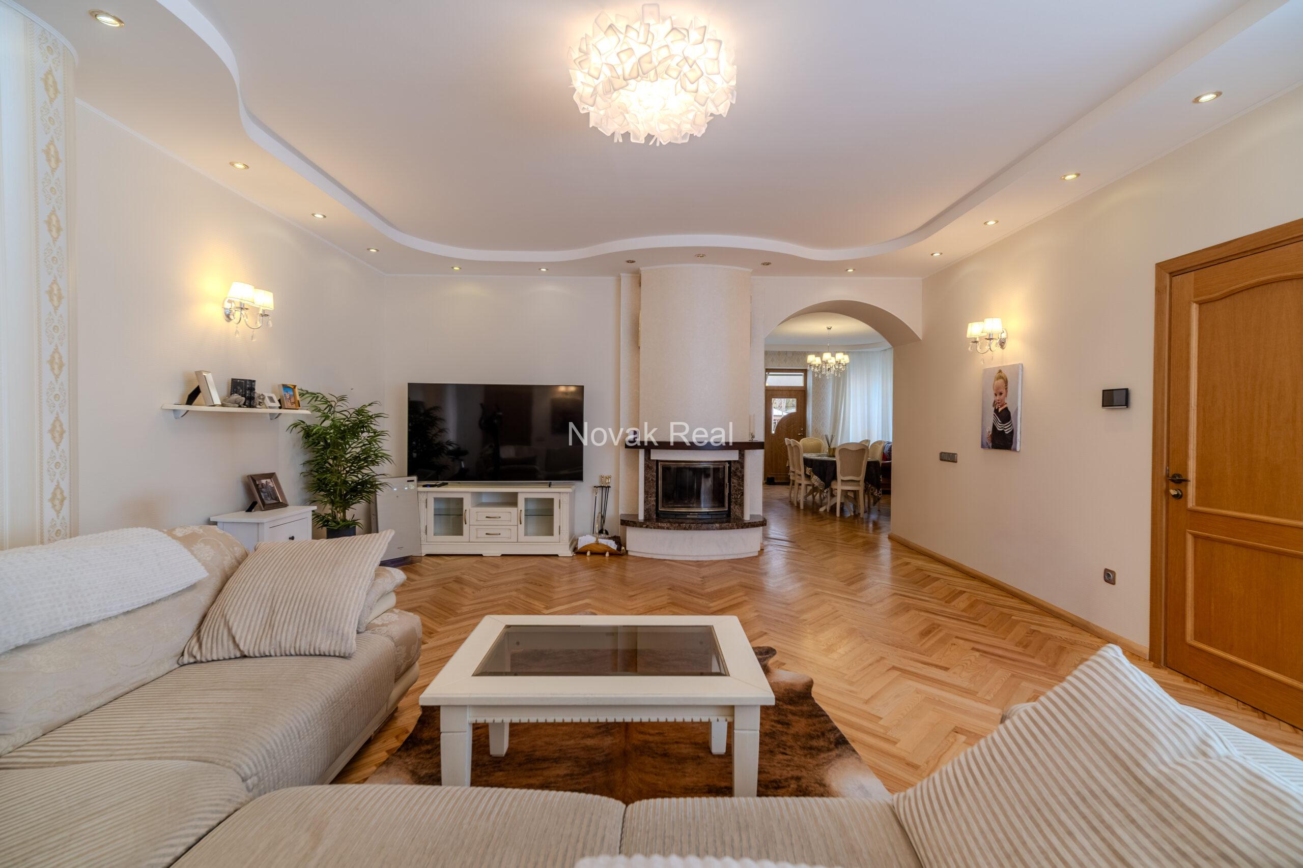 A cozy house with 4 bedrooms is for sale