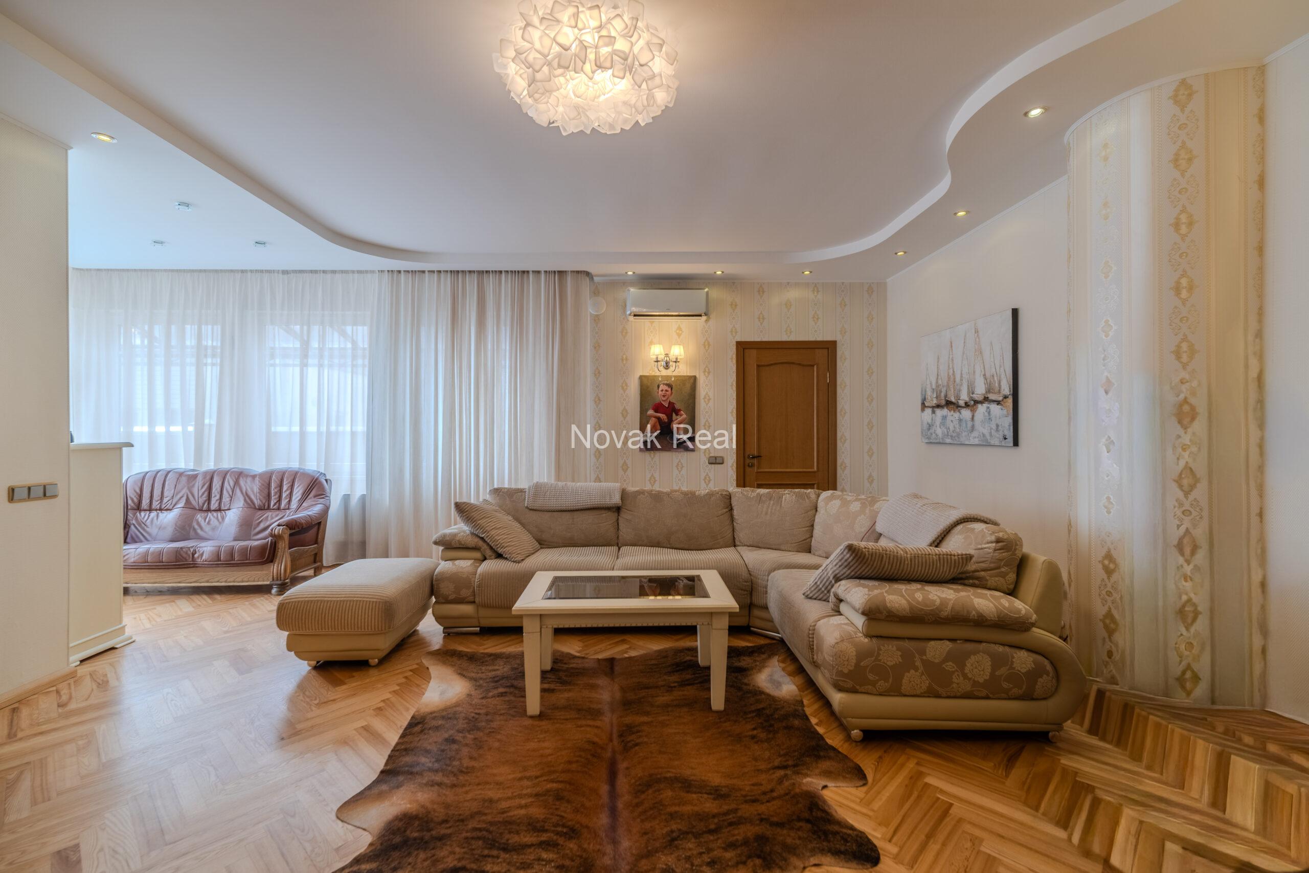 A cozy house with 4 bedrooms is for sale
