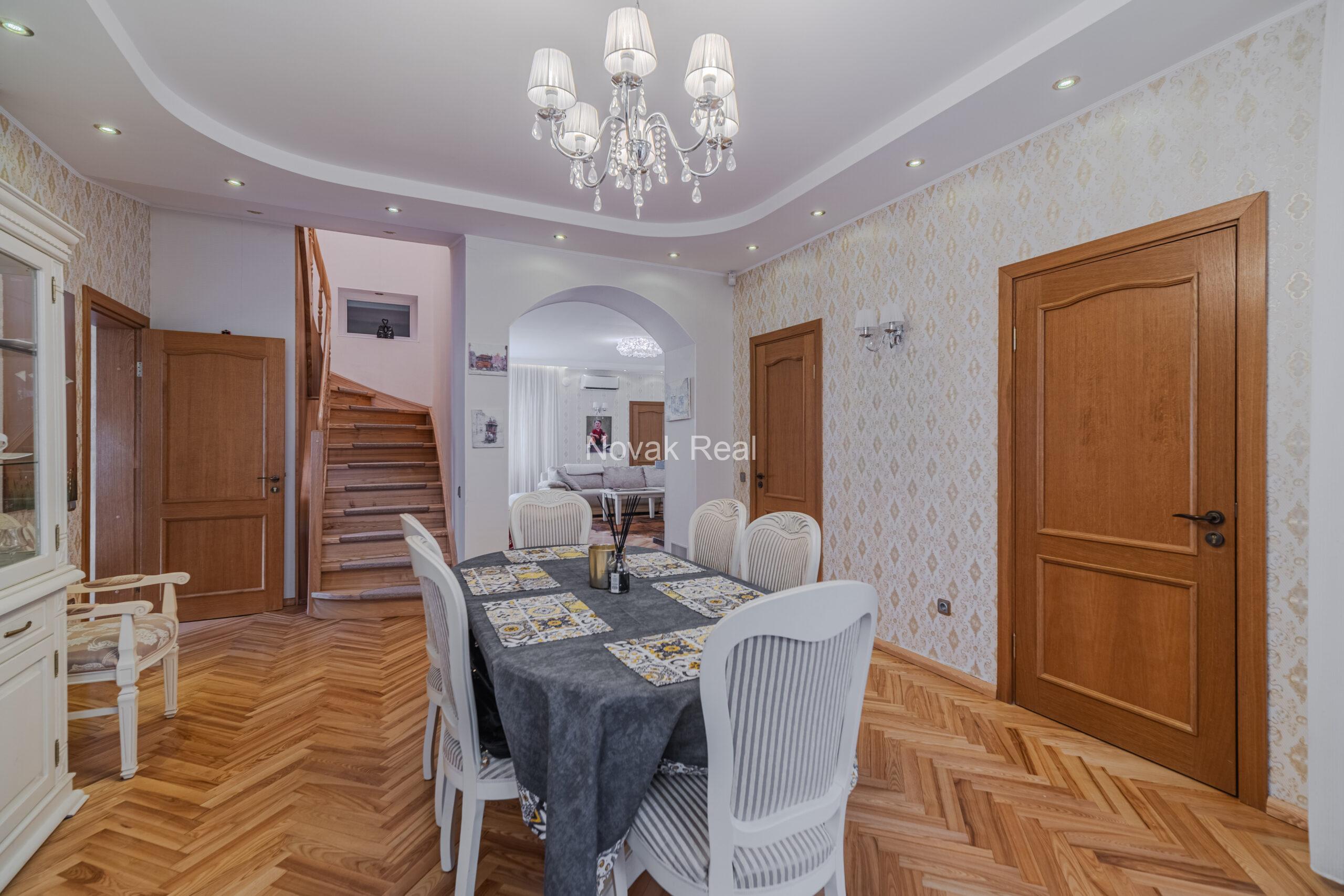 A cozy house with 4 bedrooms is for sale