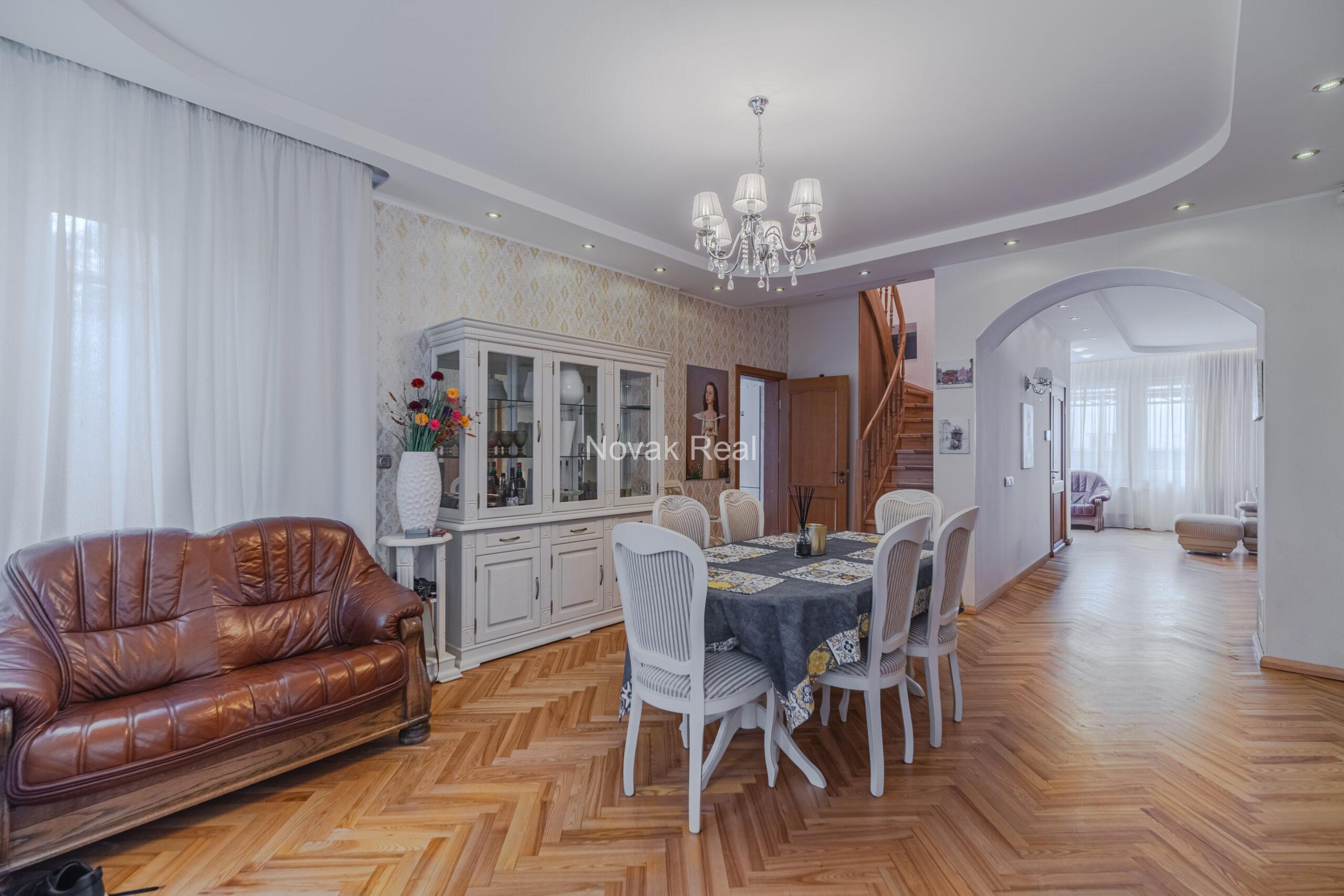 A cozy house with 4 bedrooms is for sale