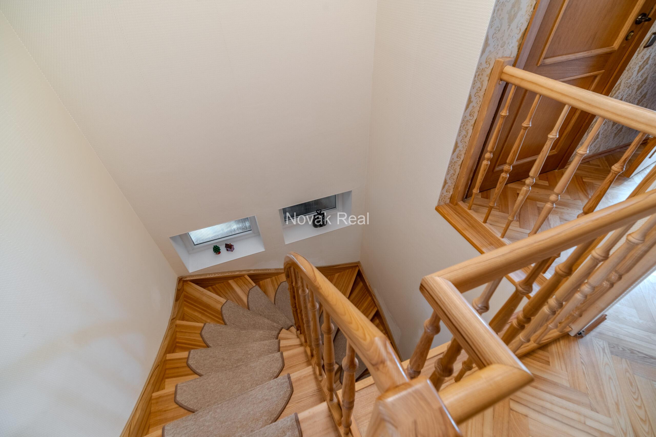 A cozy house with 4 bedrooms is for sale
