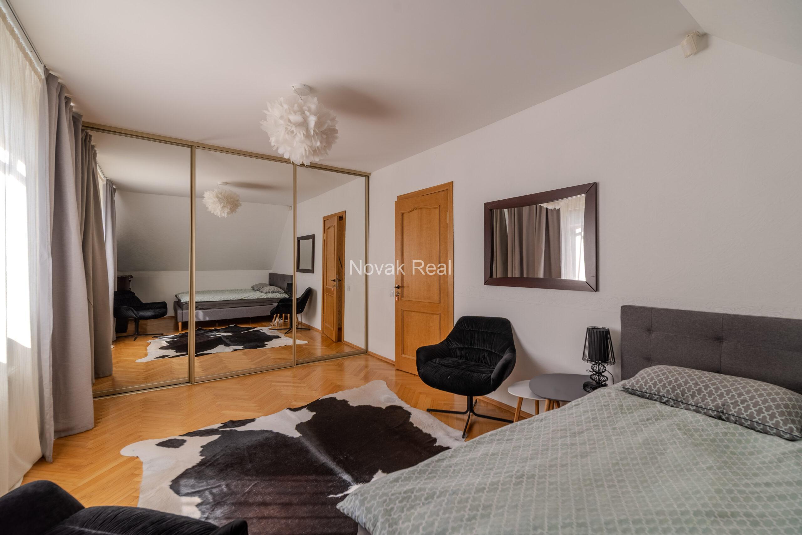 A cozy house with 4 bedrooms is for sale