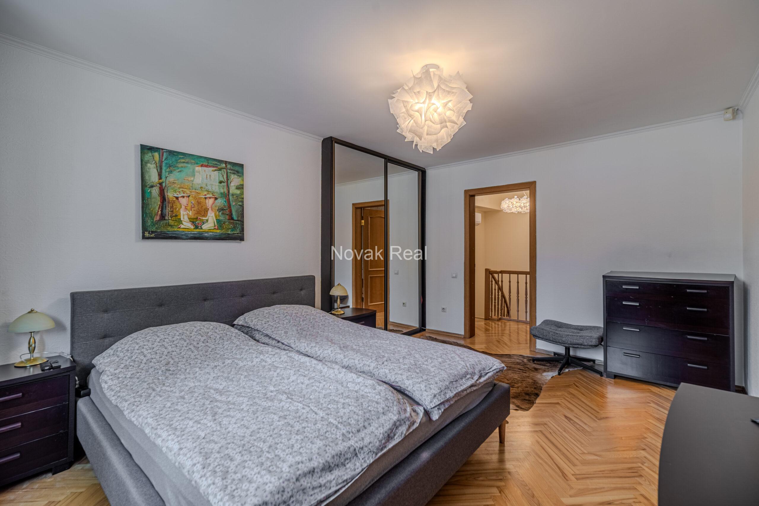 A cozy house with 4 bedrooms is for sale