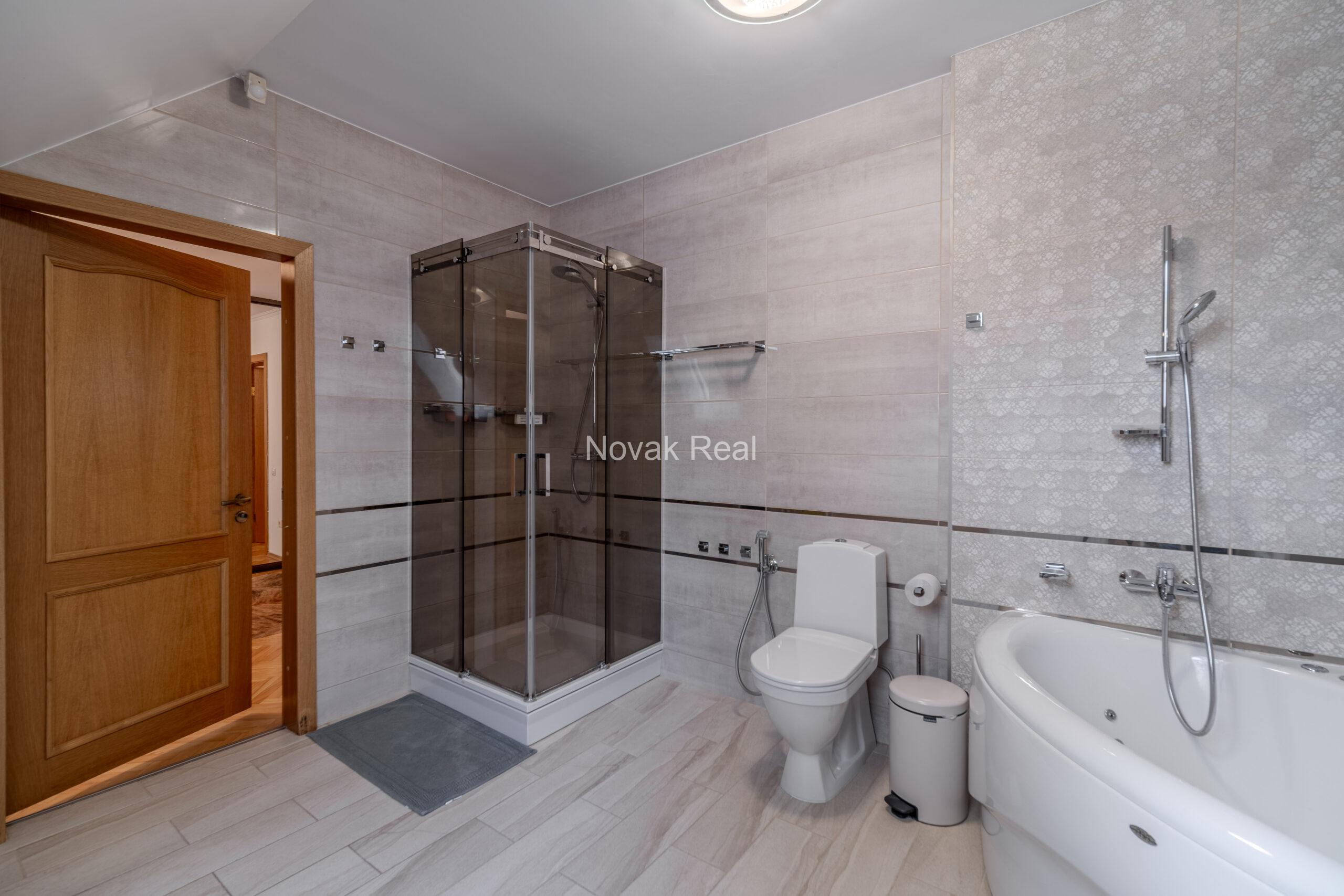 A cozy house with 4 bedrooms is for sale