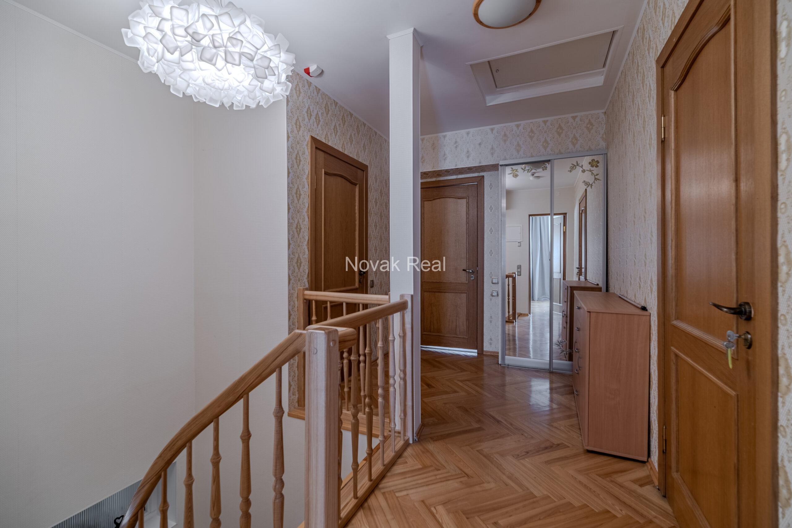 A cozy house with 4 bedrooms is for sale