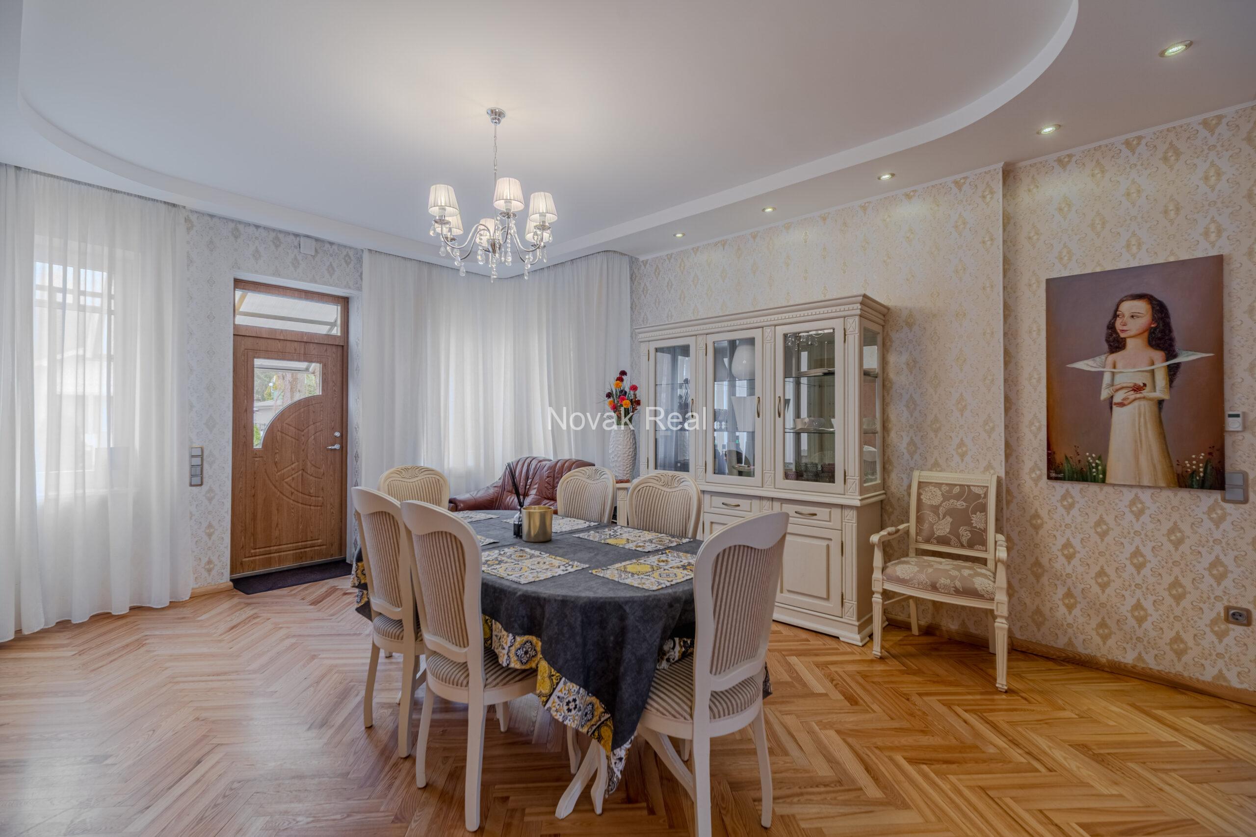 A cozy house with 4 bedrooms is for sale