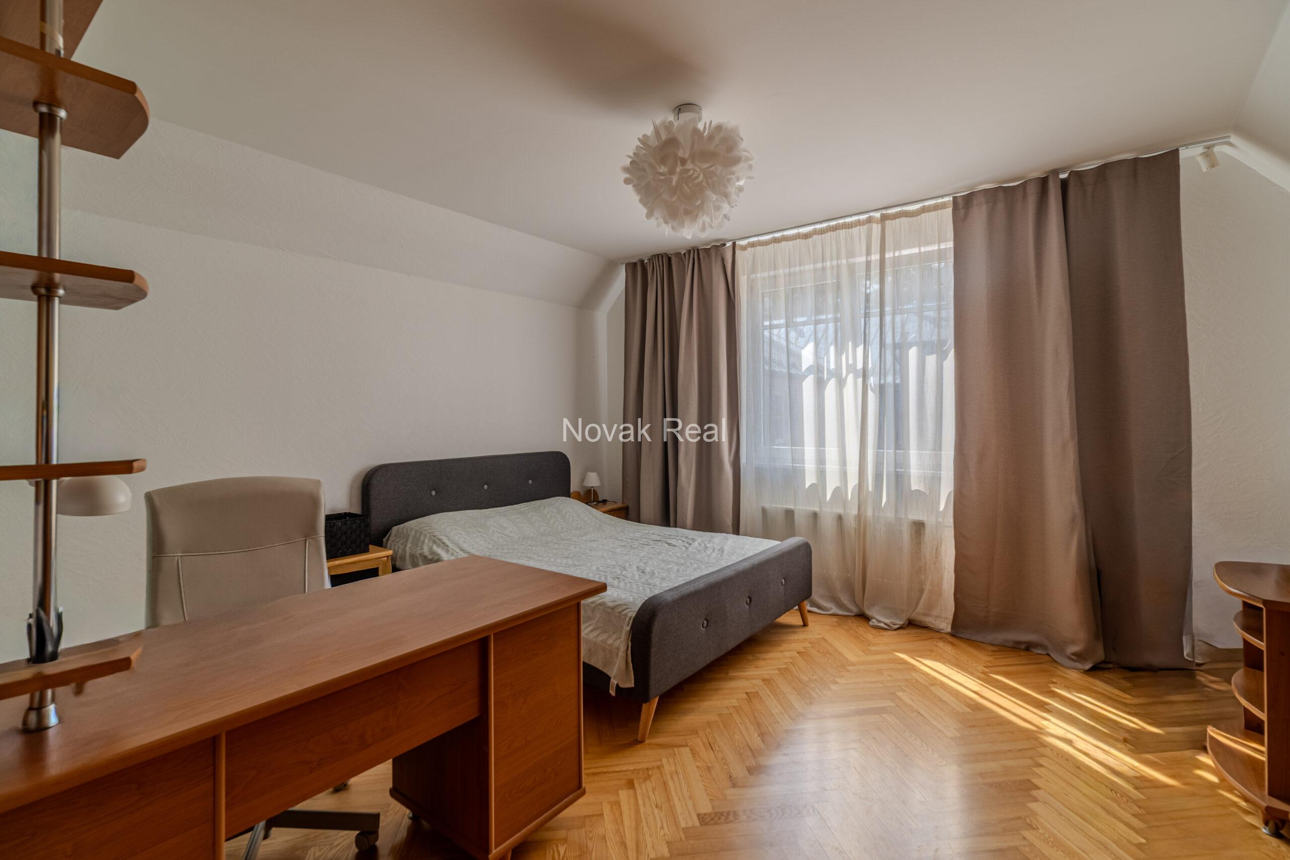 A cozy house with 4 bedrooms is for sale
