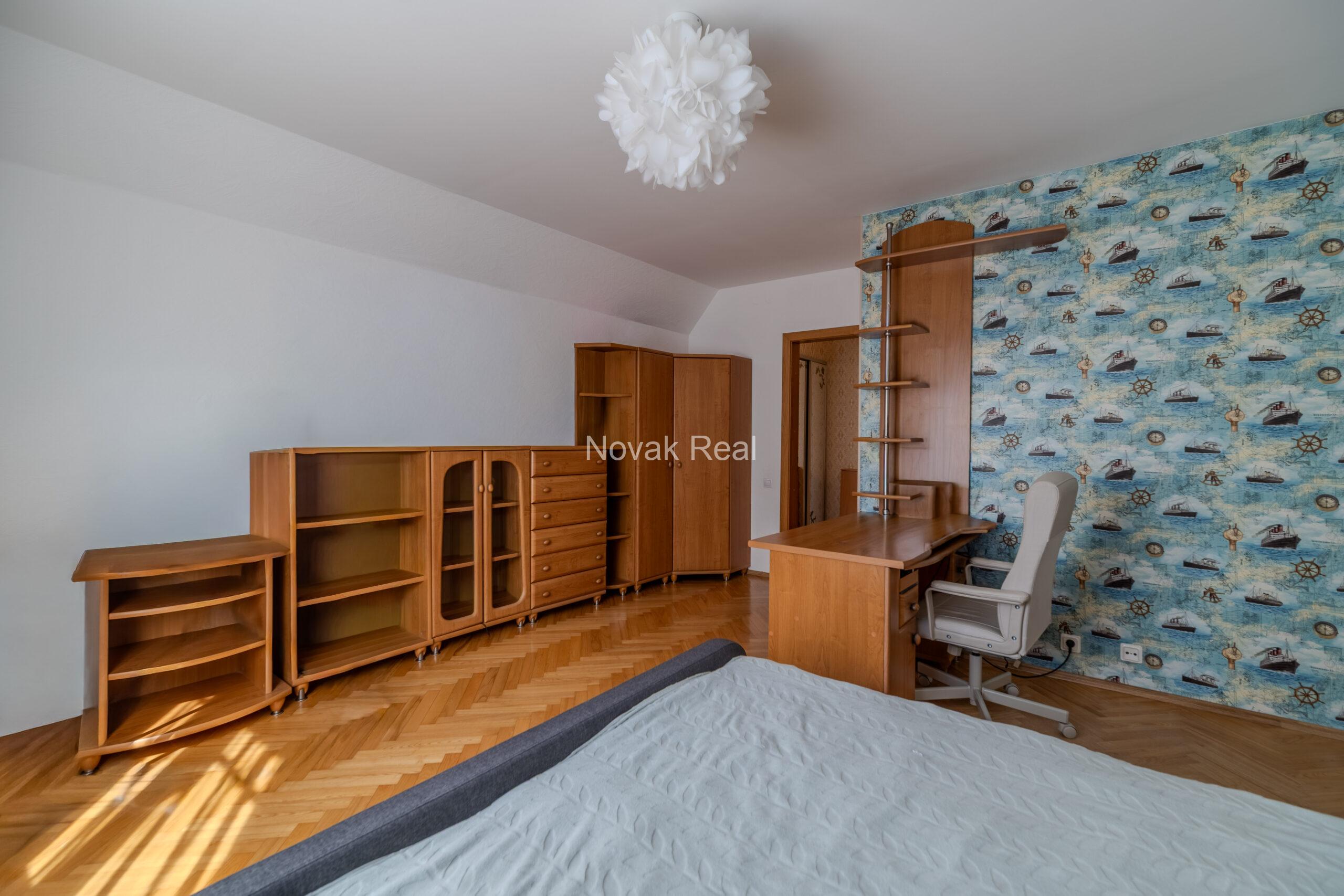 A cozy house with 4 bedrooms is for sale