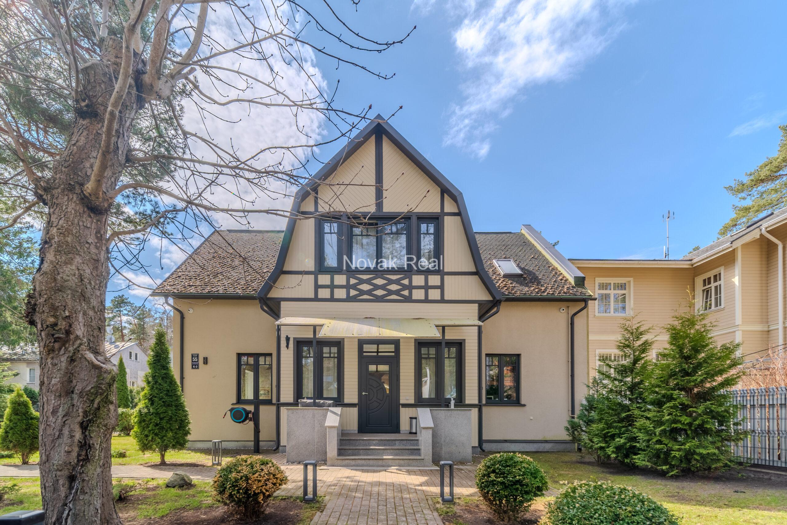 A cozy house with 4 bedrooms is for sale