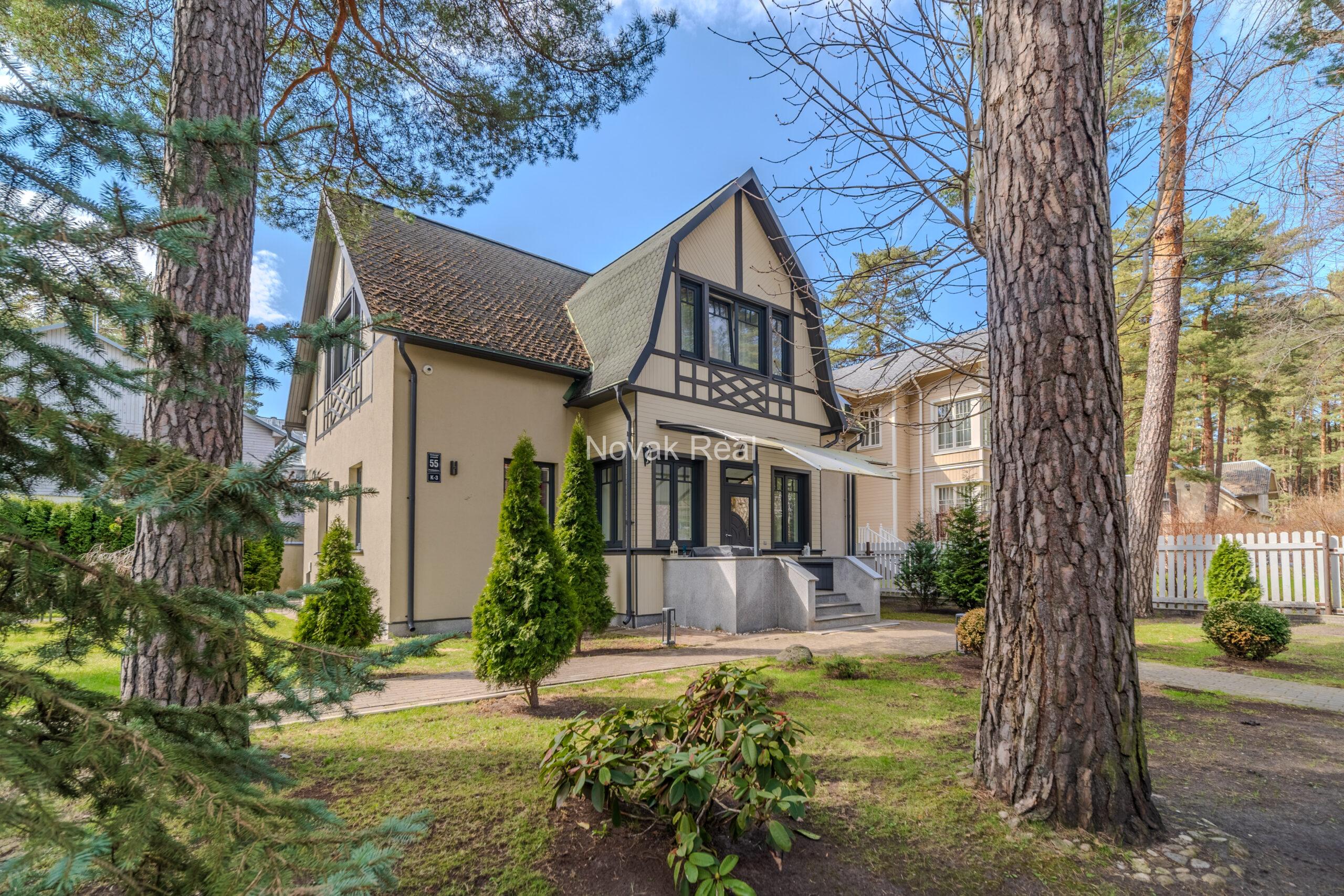 A cozy house with 4 bedrooms is for sale