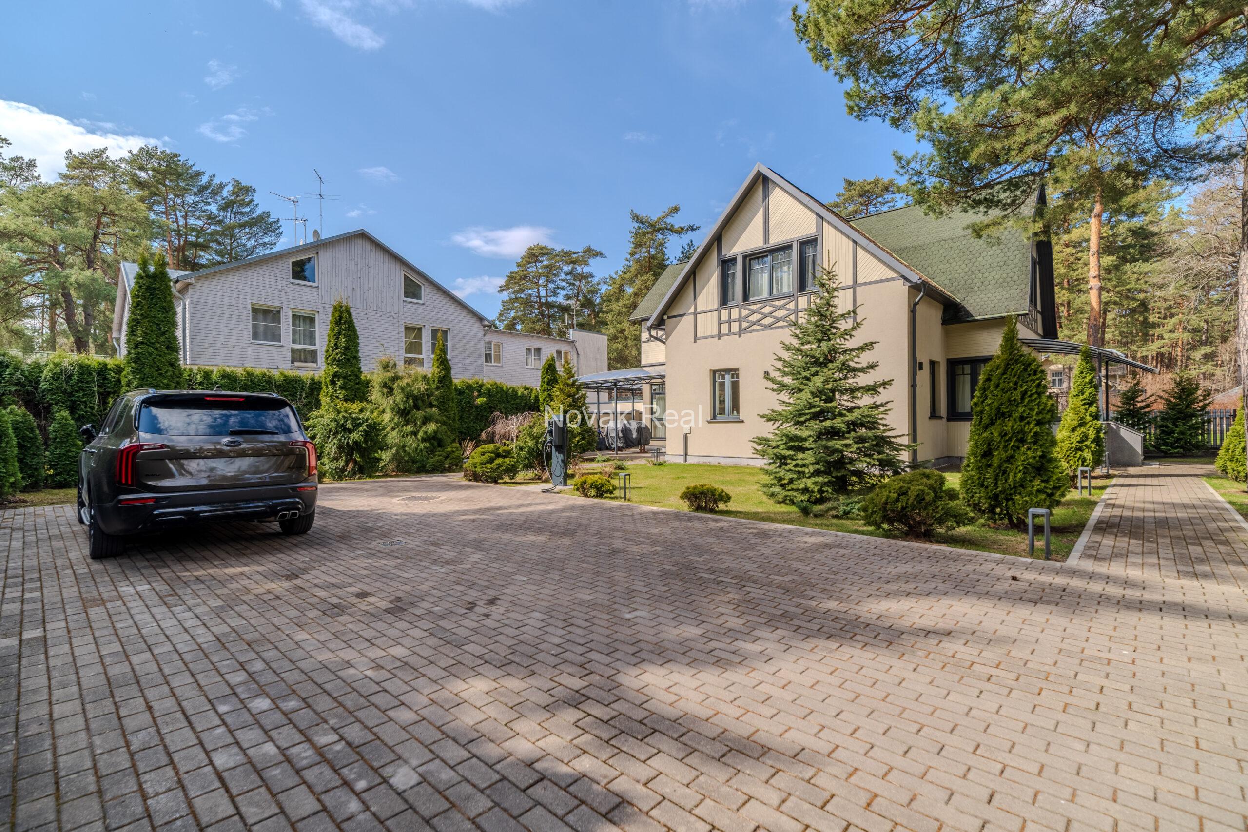 A cozy house with 4 bedrooms is for sale