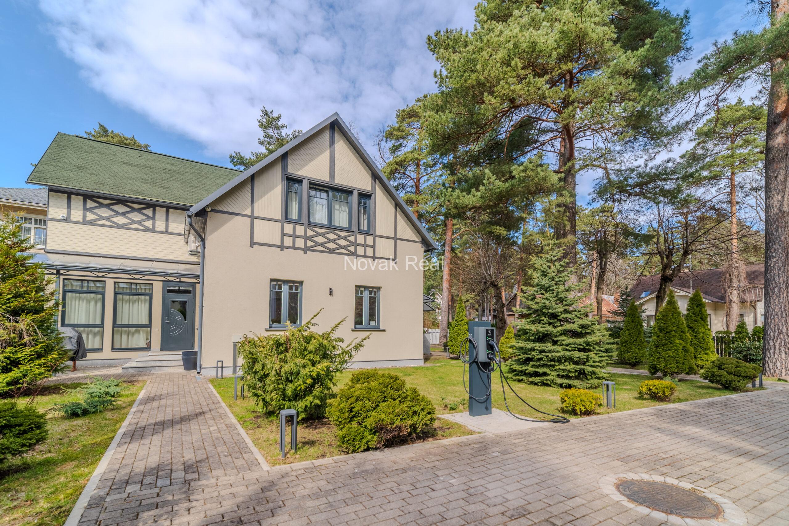 A cozy house with 4 bedrooms is for sale