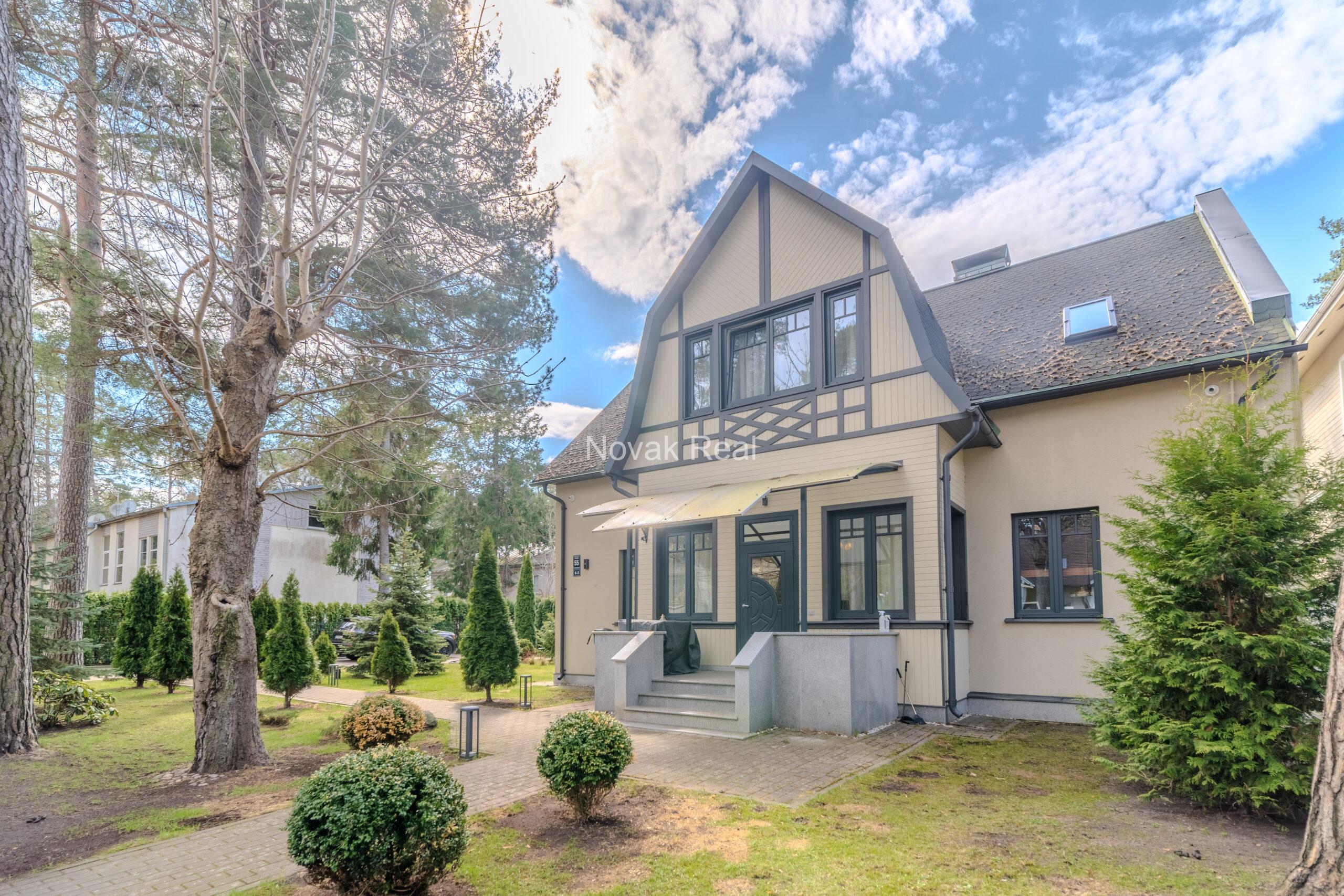 A cozy house with 4 bedrooms is for sale