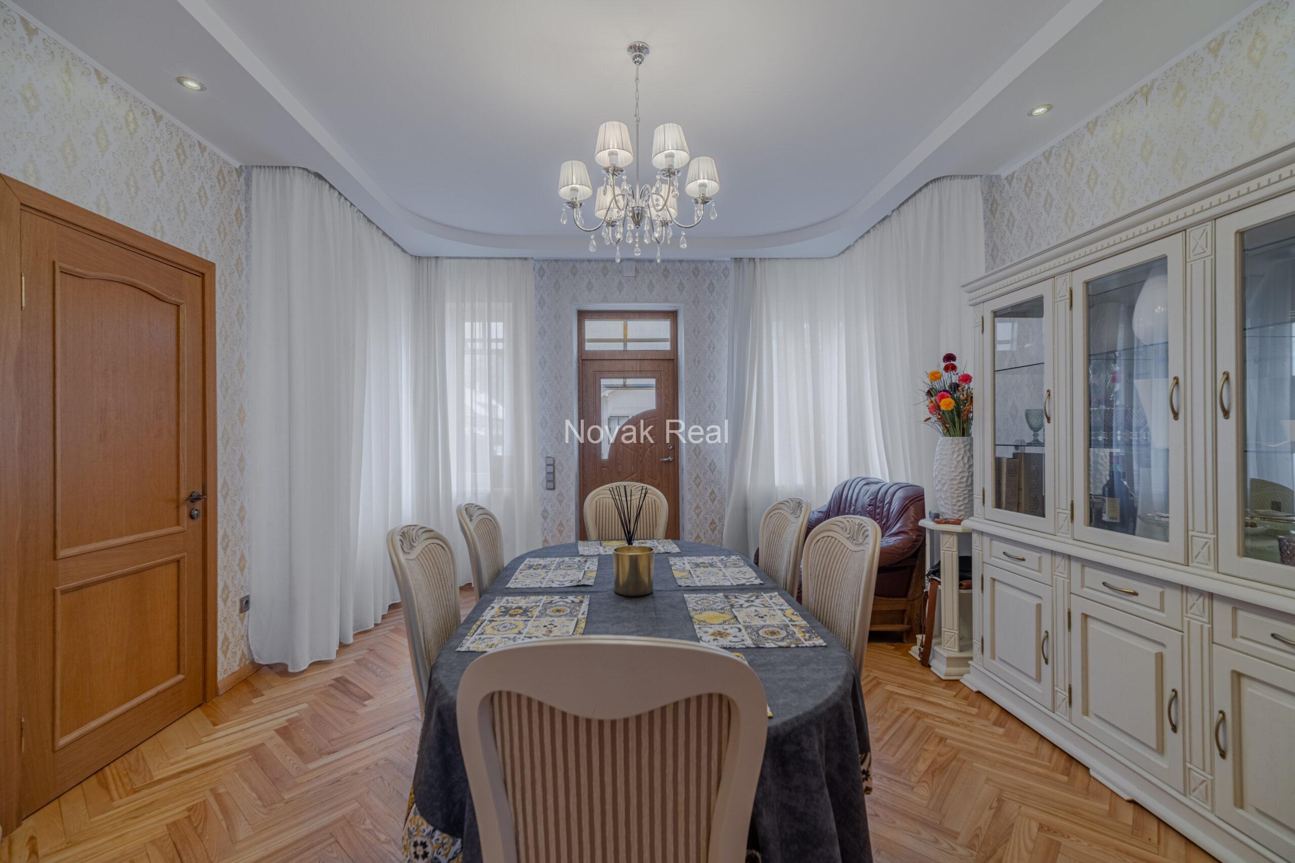 A cozy house with 4 bedrooms is for sale