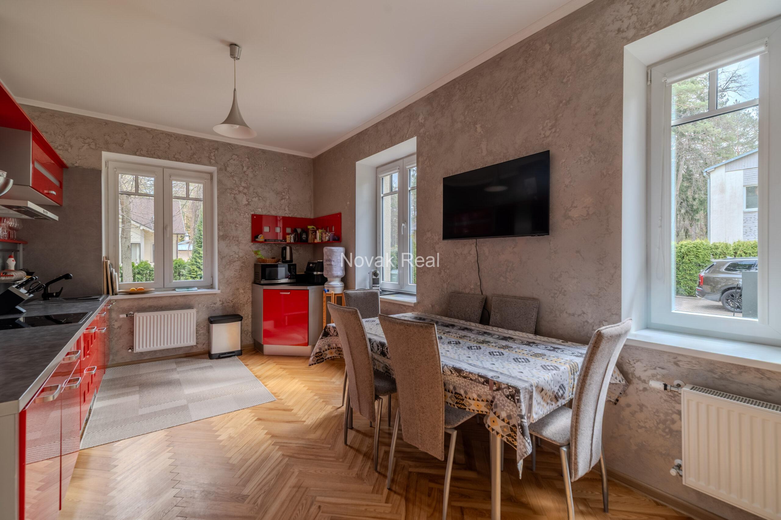A cozy house with 4 bedrooms is for sale