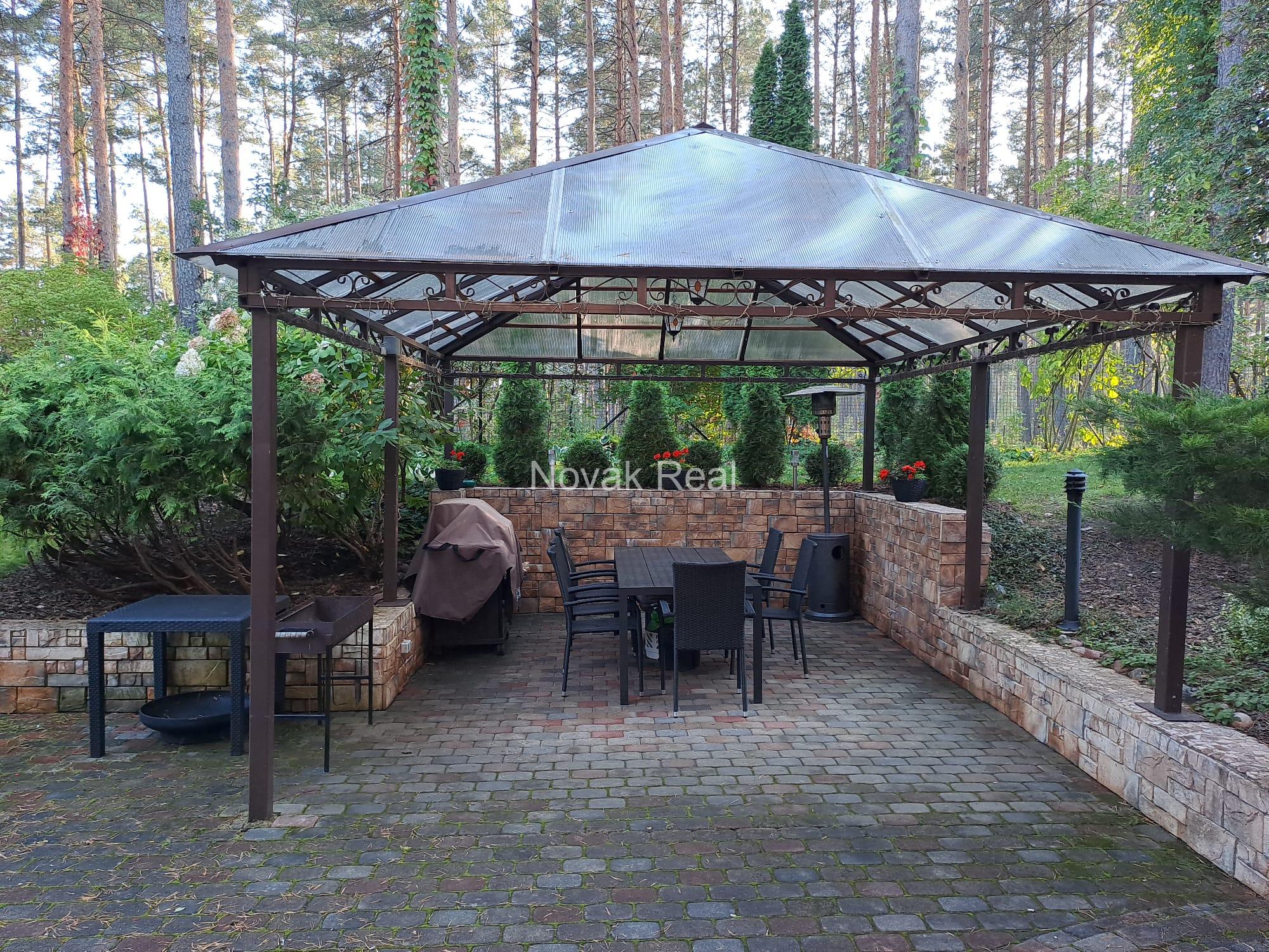 Savrupmāja pie Baltā ezera (Baltezers)