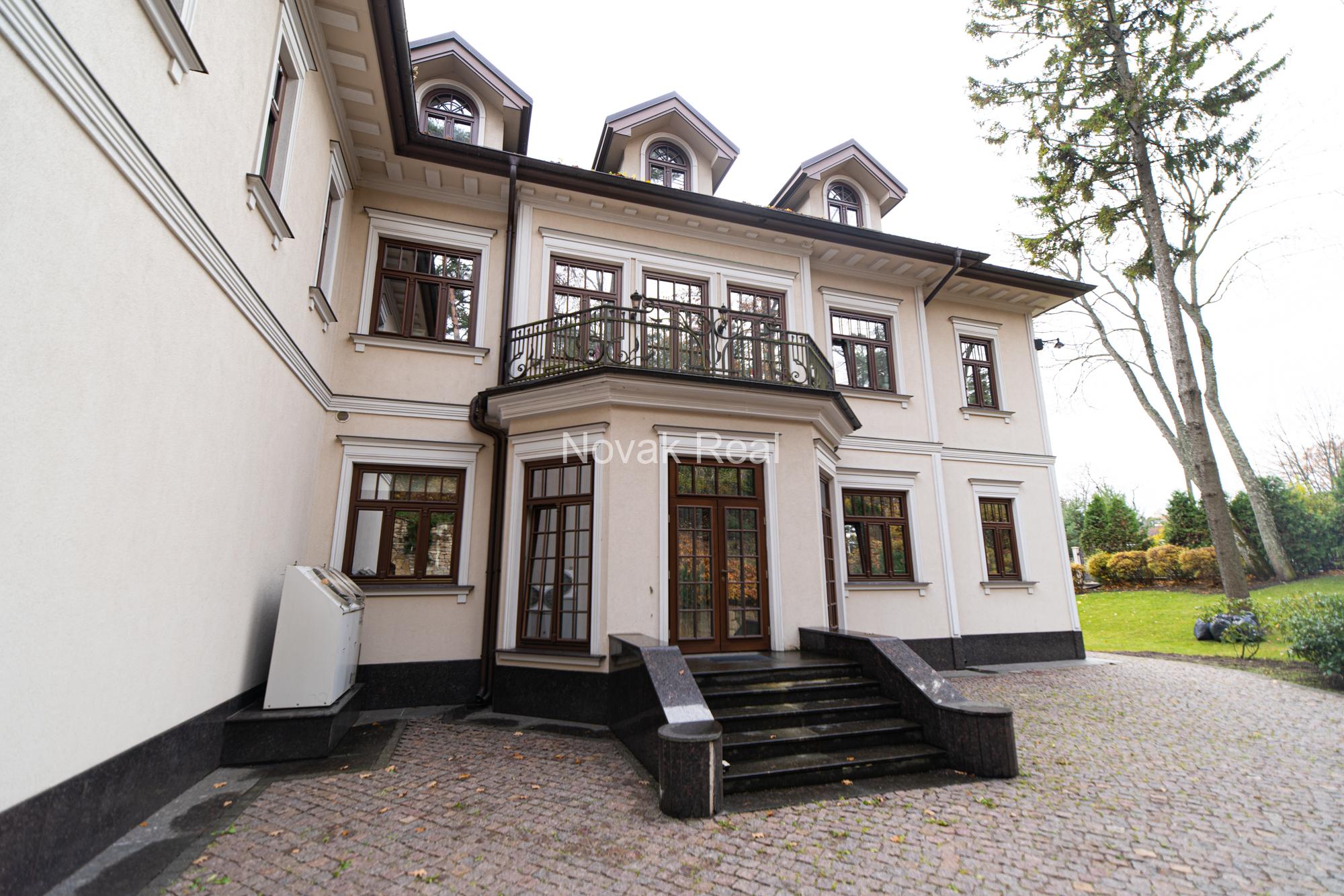 Предлагаем на продажу красивый и элитный дом в Юрмале в классическом стиле!