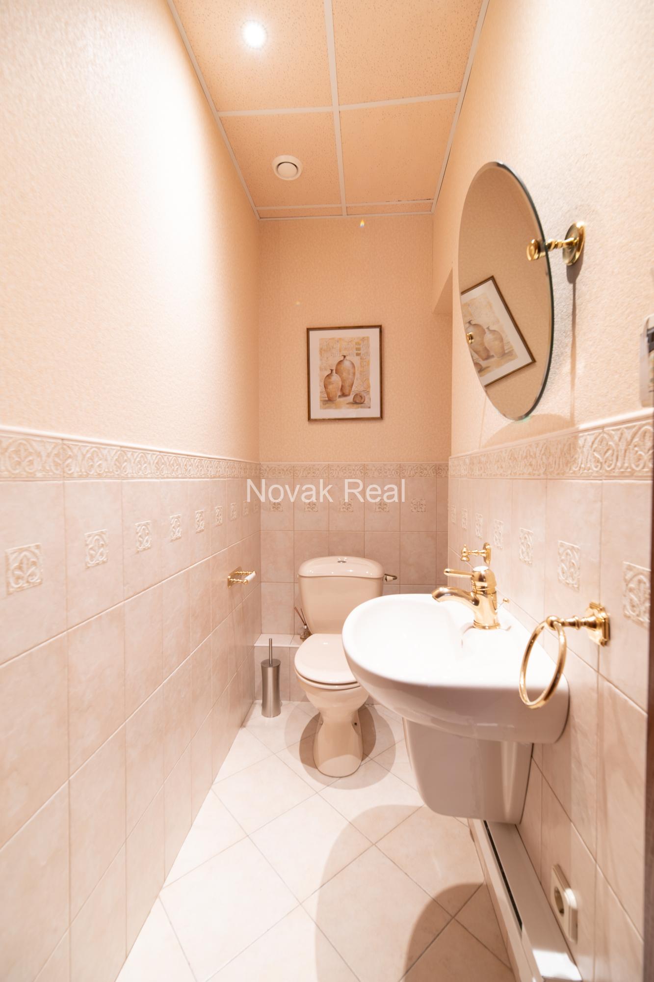 A spacious and elegant apartment is offered for sale in the historic centre, in a 1906 Art Nouveau building