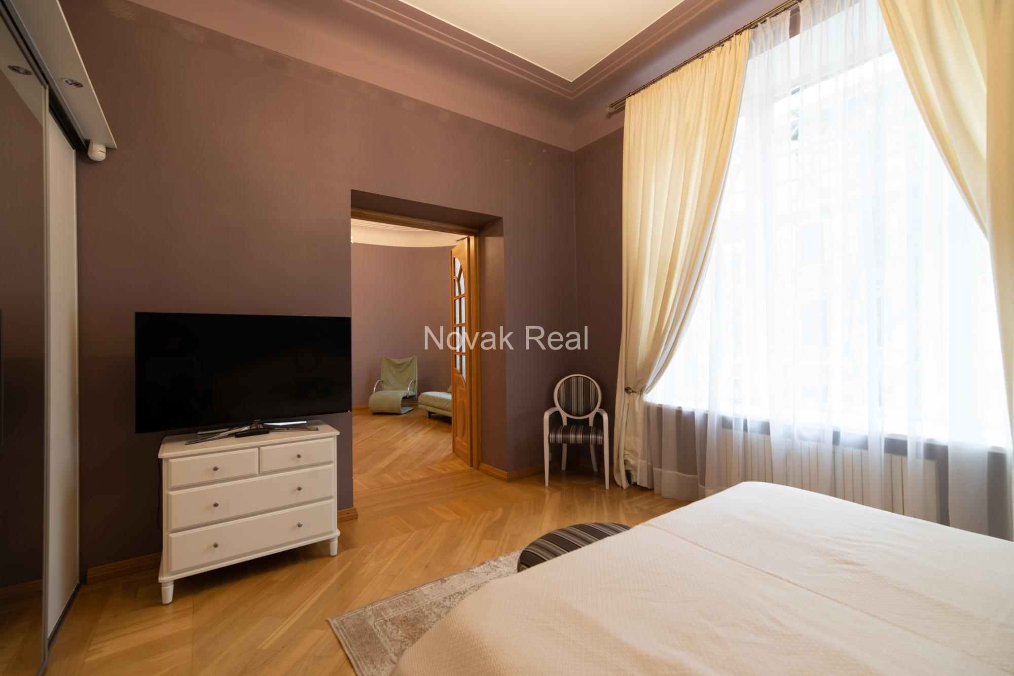 A spacious and elegant apartment is offered for sale in the historic centre, in a 1906 Art Nouveau building