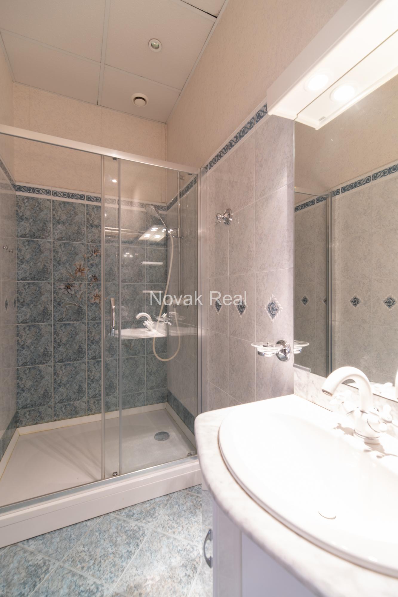 A spacious and elegant apartment is offered for sale in the historic centre, in a 1906 Art Nouveau building