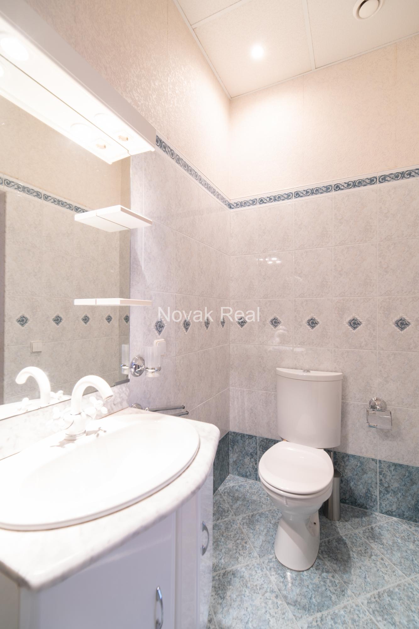 A spacious and elegant apartment is offered for sale in the historic centre, in a 1906 Art Nouveau building