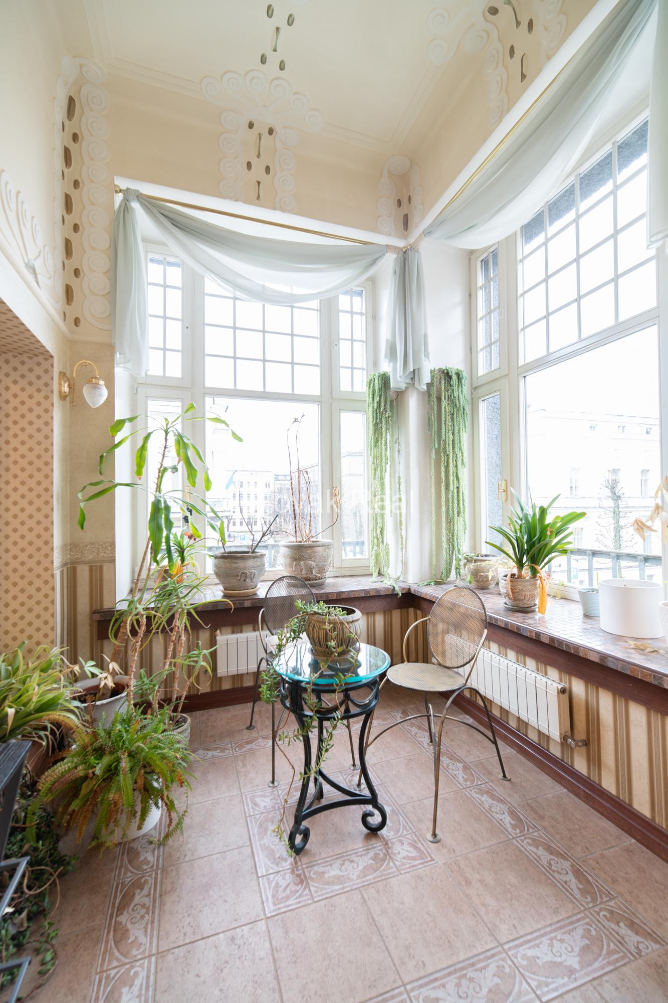 A spacious and elegant apartment is offered for sale in the historic centre, in a 1906 Art Nouveau building