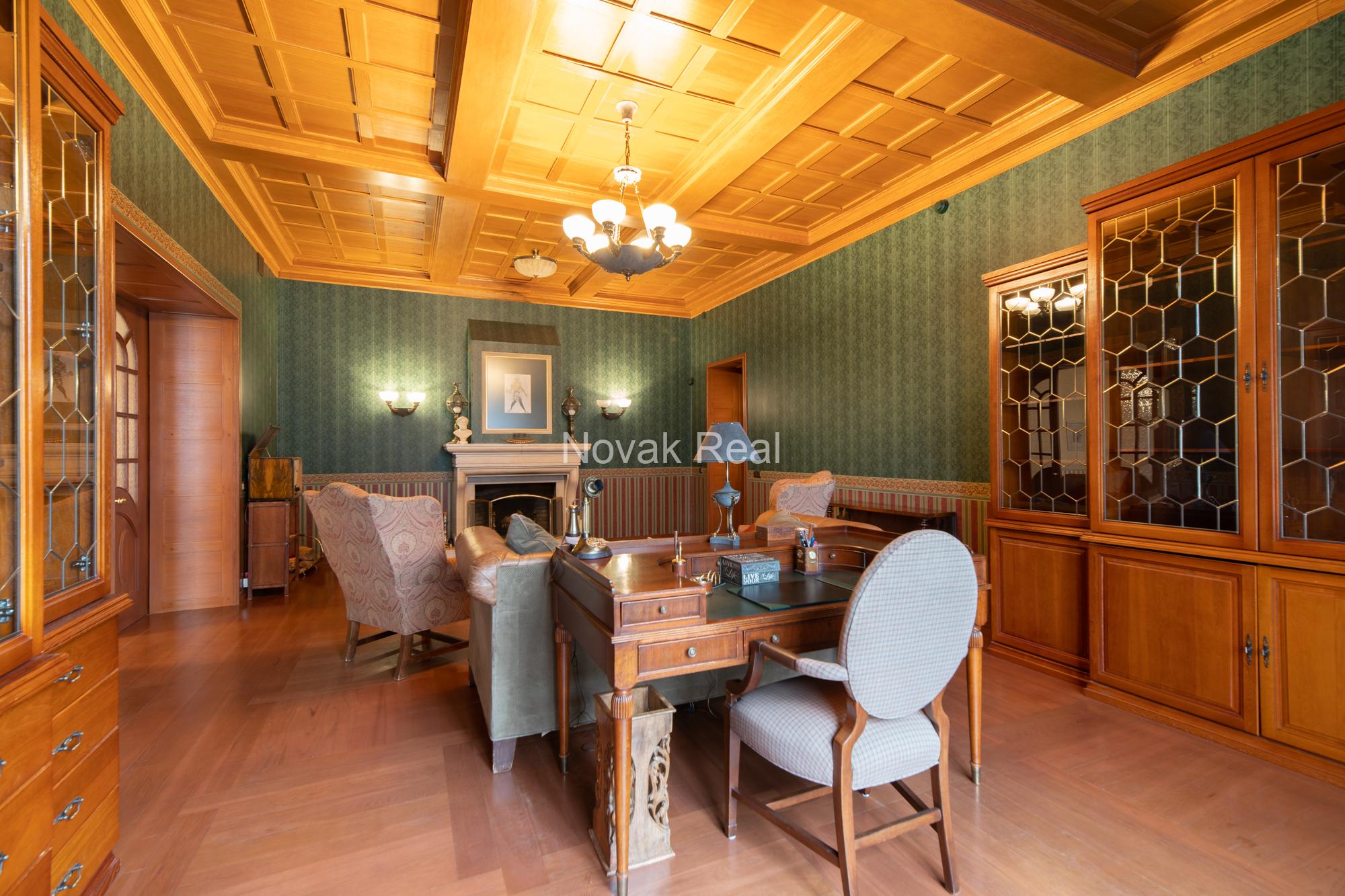 A spacious and elegant apartment is offered for sale in the historic centre, in a 1906 Art Nouveau building