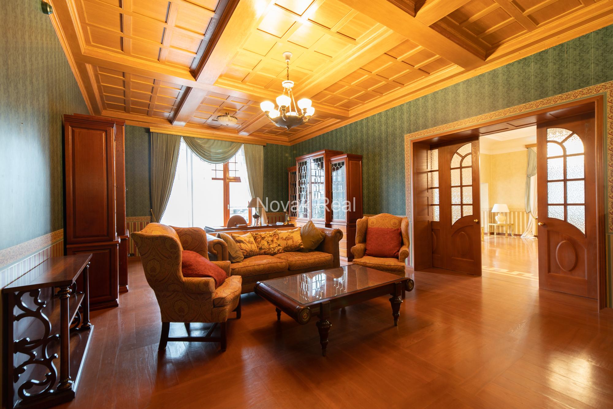 A spacious and elegant apartment is offered for sale in the historic centre, in a 1906 Art Nouveau building