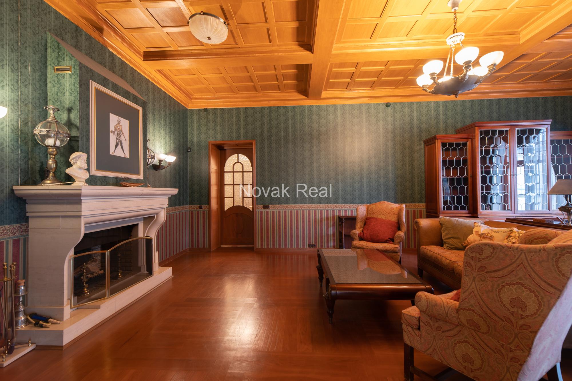 A spacious and elegant apartment is offered for sale in the historic centre, in a 1906 Art Nouveau building