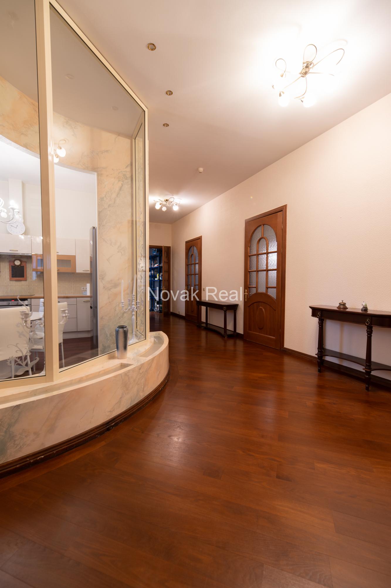 A spacious and elegant apartment is offered for sale in the historic centre, in a 1906 Art Nouveau building
