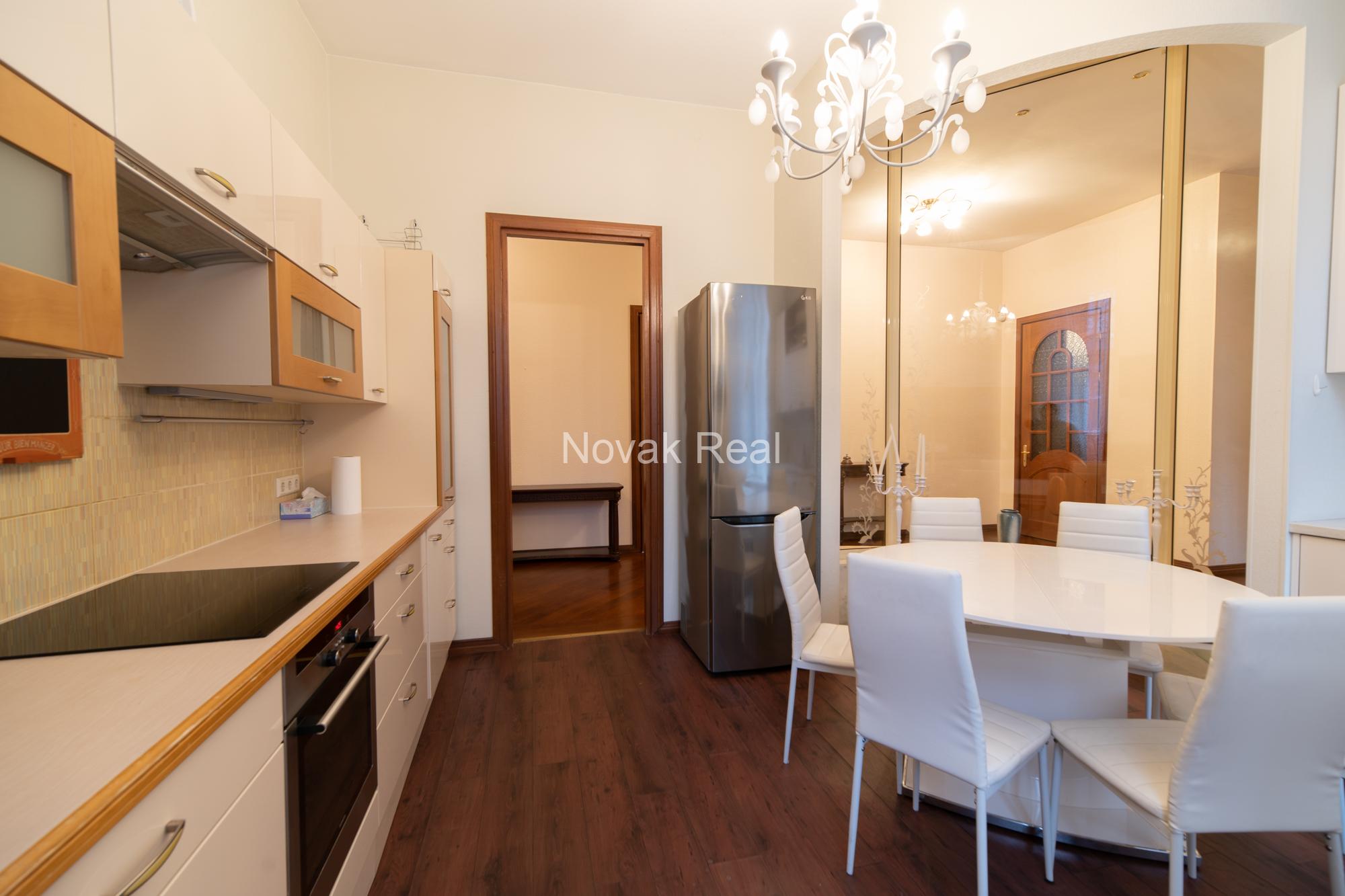 A spacious and elegant apartment is offered for sale in the historic centre, in a 1906 Art Nouveau building