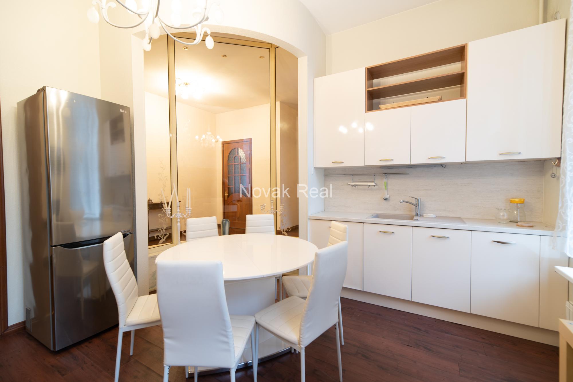 A spacious and elegant apartment is offered for sale in the historic centre, in a 1906 Art Nouveau building