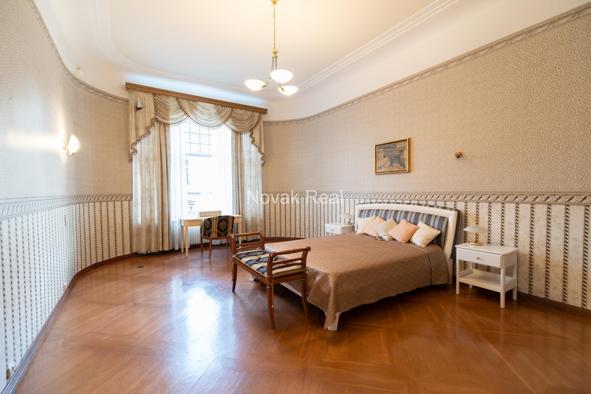 A spacious and elegant apartment is offered for sale in the historic centre, in a 1906 Art Nouveau building