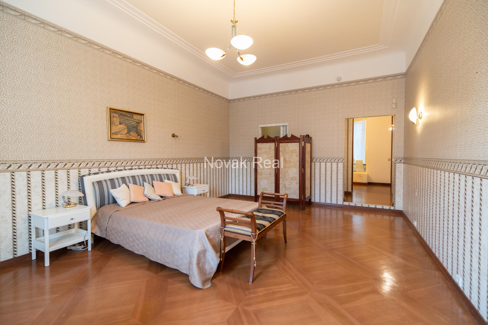 A spacious and elegant apartment is offered for sale in the historic centre, in a 1906 Art Nouveau building
