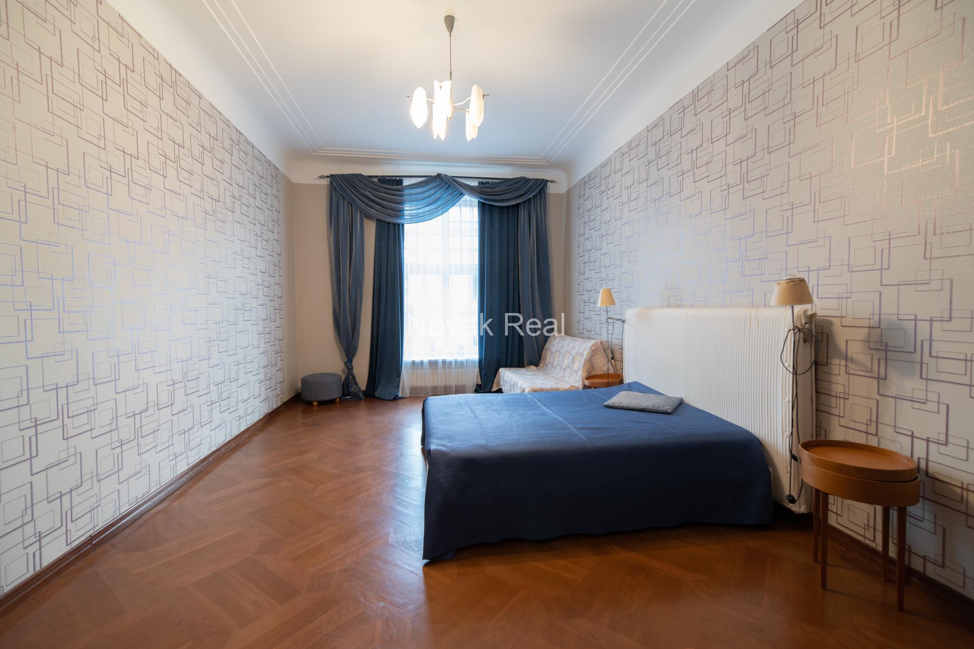 A spacious and elegant apartment is offered for sale in the historic centre, in a 1906 Art Nouveau building