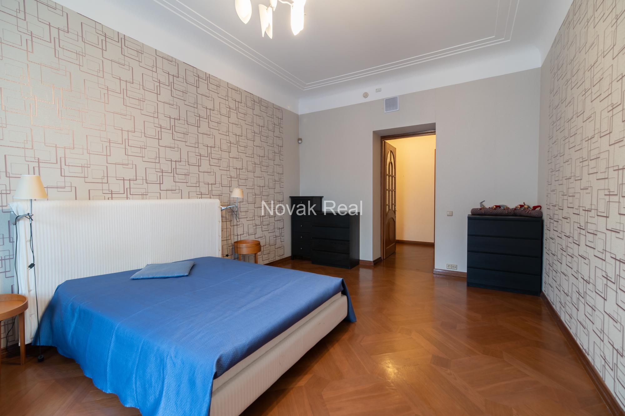 A spacious and elegant apartment is offered for sale in the historic centre, in a 1906 Art Nouveau building