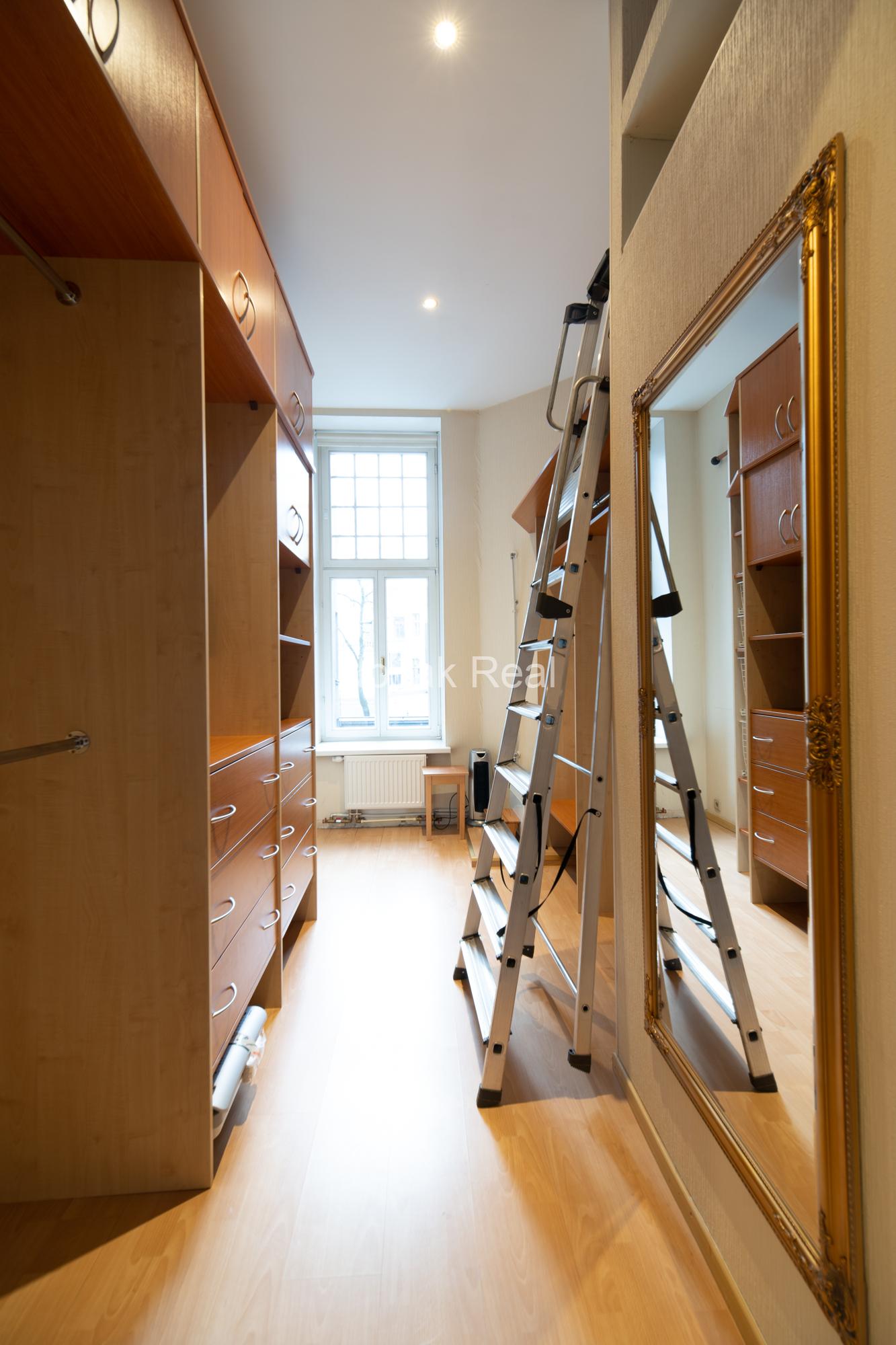 A spacious and elegant apartment is offered for sale in the historic centre, in a 1906 Art Nouveau building