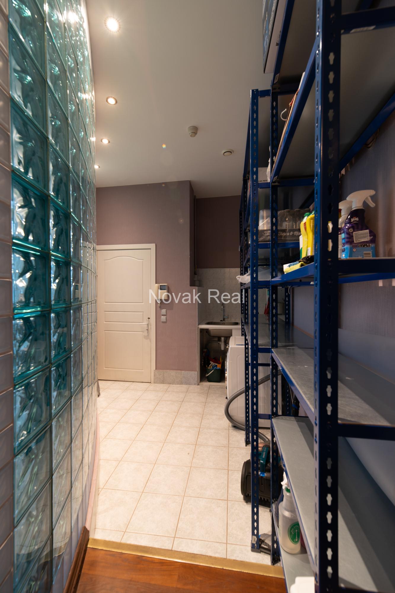 A spacious and elegant apartment is offered for sale in the historic centre, in a 1906 Art Nouveau building
