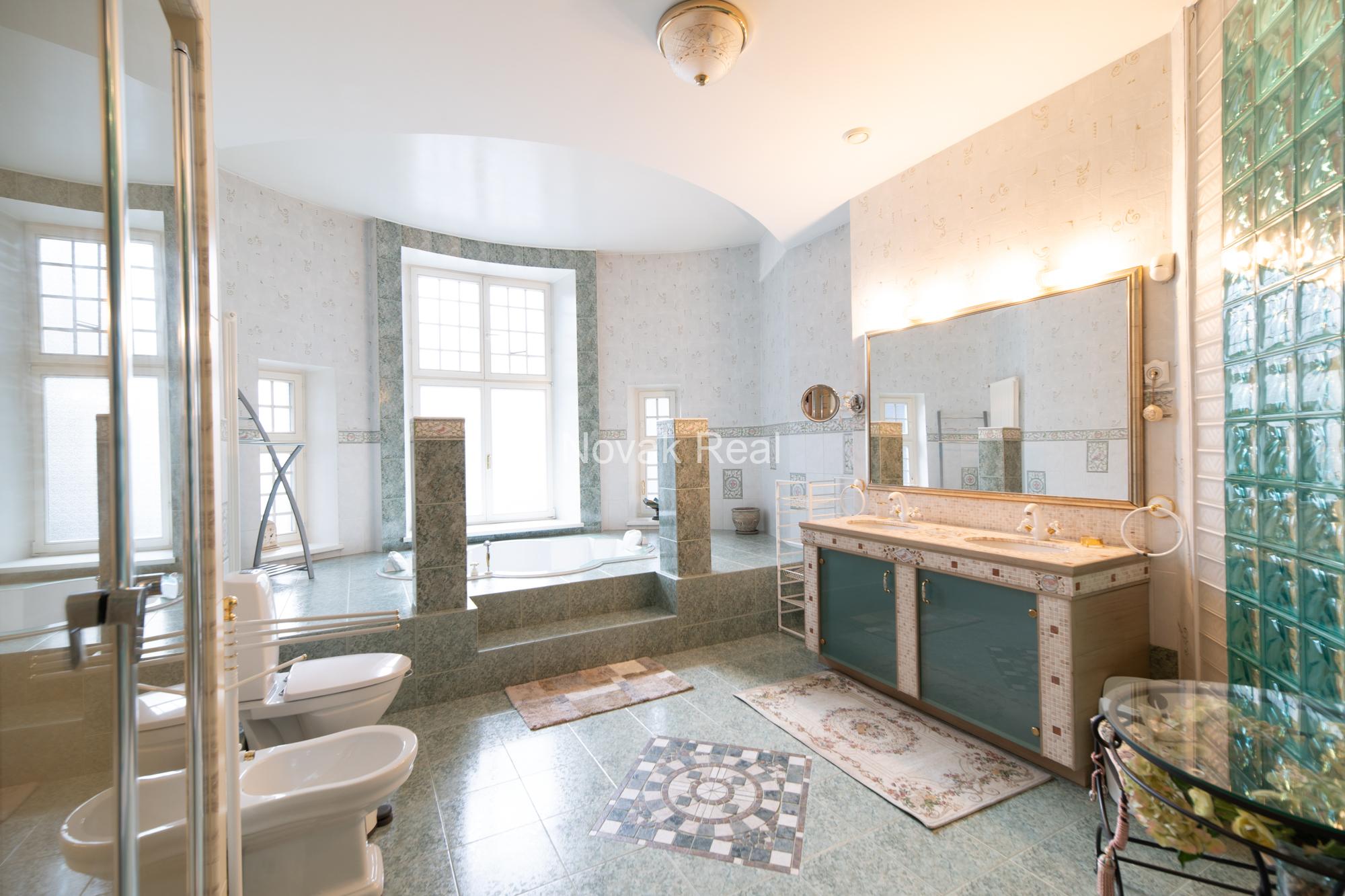 A spacious and elegant apartment is offered for sale in the historic centre, in a 1906 Art Nouveau building