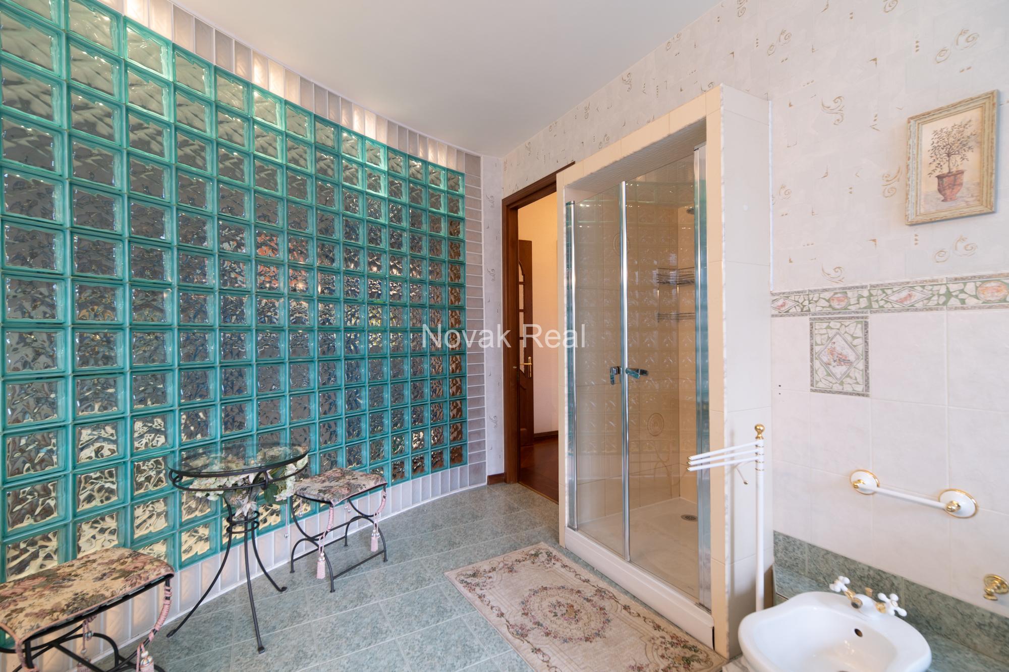 A spacious and elegant apartment is offered for sale in the historic centre, in a 1906 Art Nouveau building
