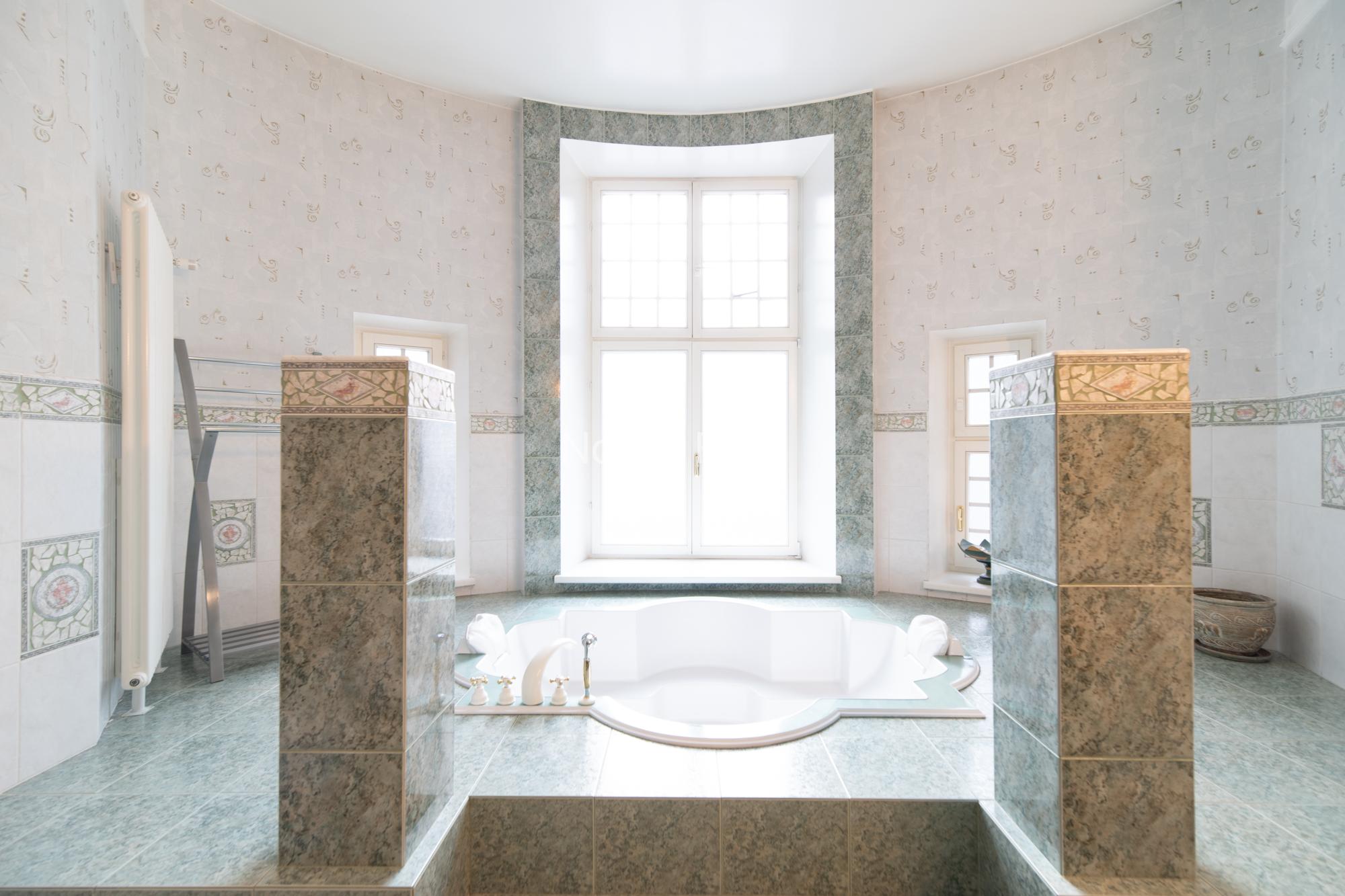 A spacious and elegant apartment is offered for sale in the historic centre, in a 1906 Art Nouveau building