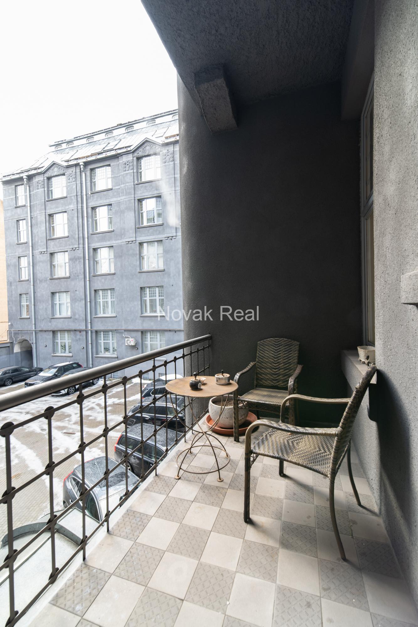 A spacious and elegant apartment is offered for sale in the historic centre, in a 1906 Art Nouveau building