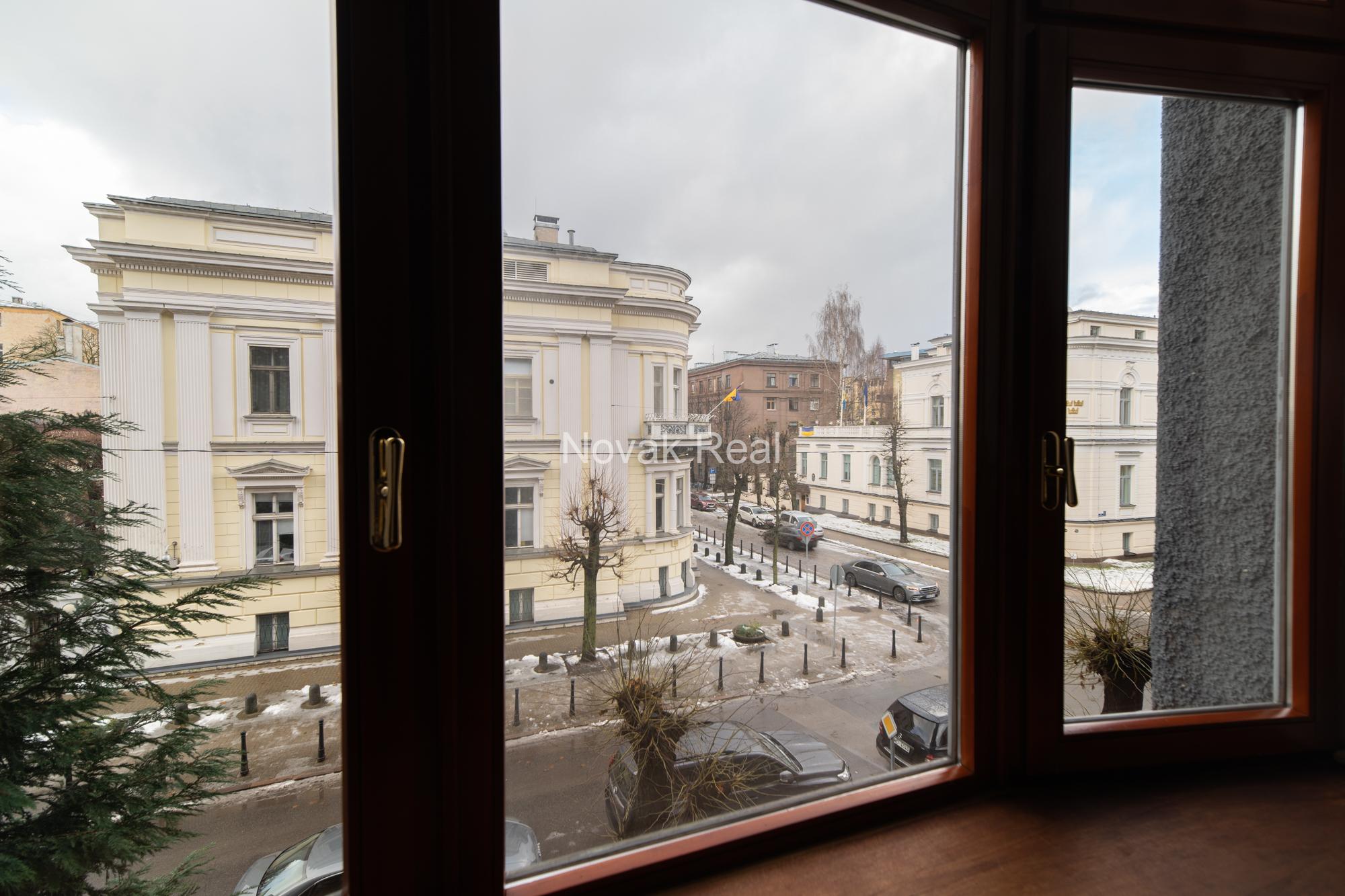 A spacious and elegant apartment is offered for sale in the historic centre, in a 1906 Art Nouveau building
